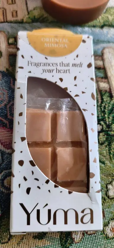 Λευκή συσκευασία wax melts της YUMA για το Oriental Mimosa με καφέ τετράγωνα κεράκια.
