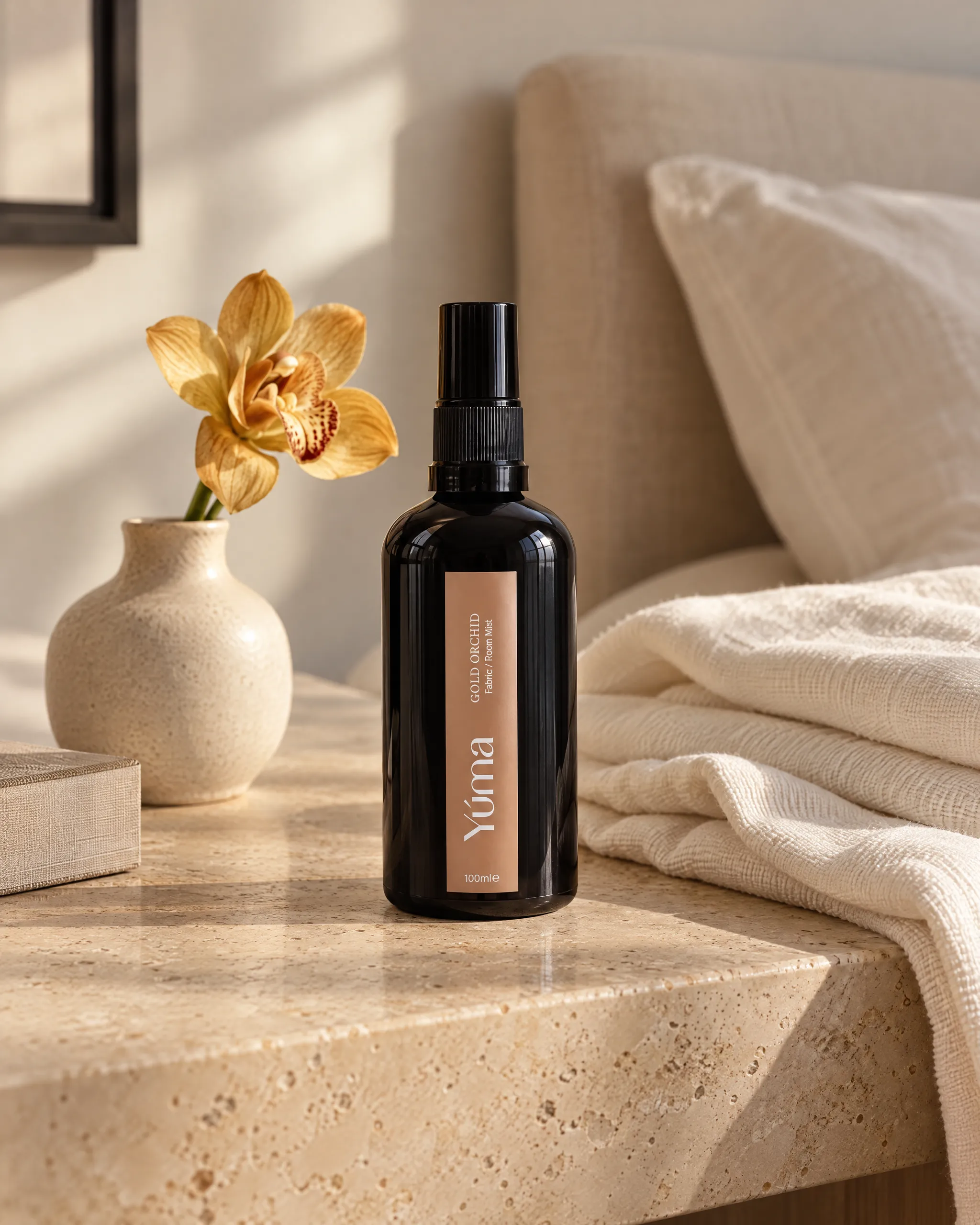 Gold Orchid Fabric/Room Mist της Yúma σε οικιακό περιβάλλον.