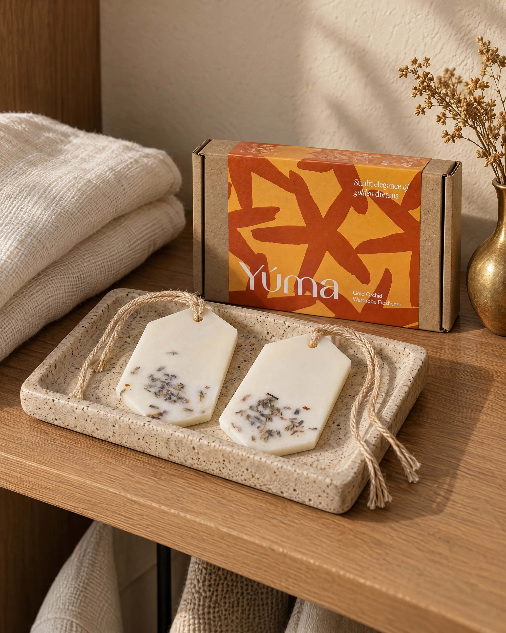 Gold Orchid Wax Tablets - Set of 2 της Yúma σε οικιακό περιβάλλον.