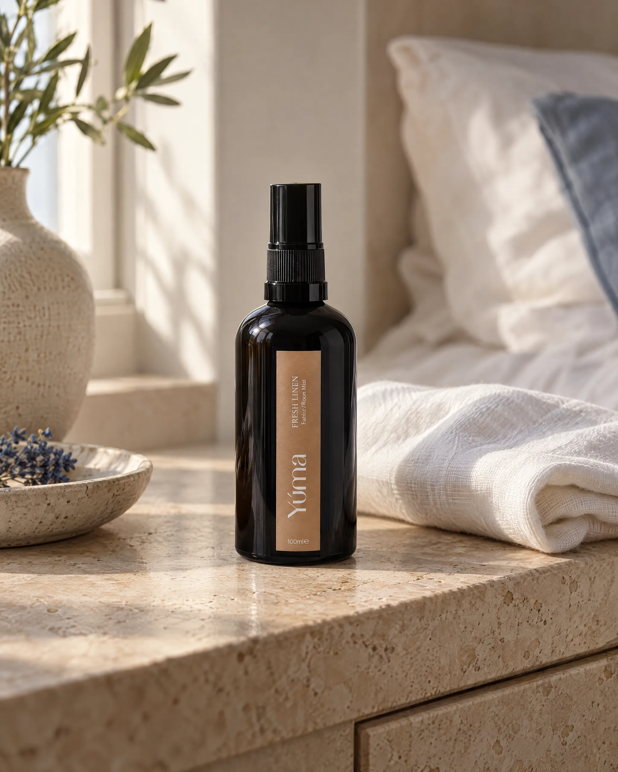 Fresh Linen Fabric/Room Mist της Yúma σε οικιακό περιβάλλον.