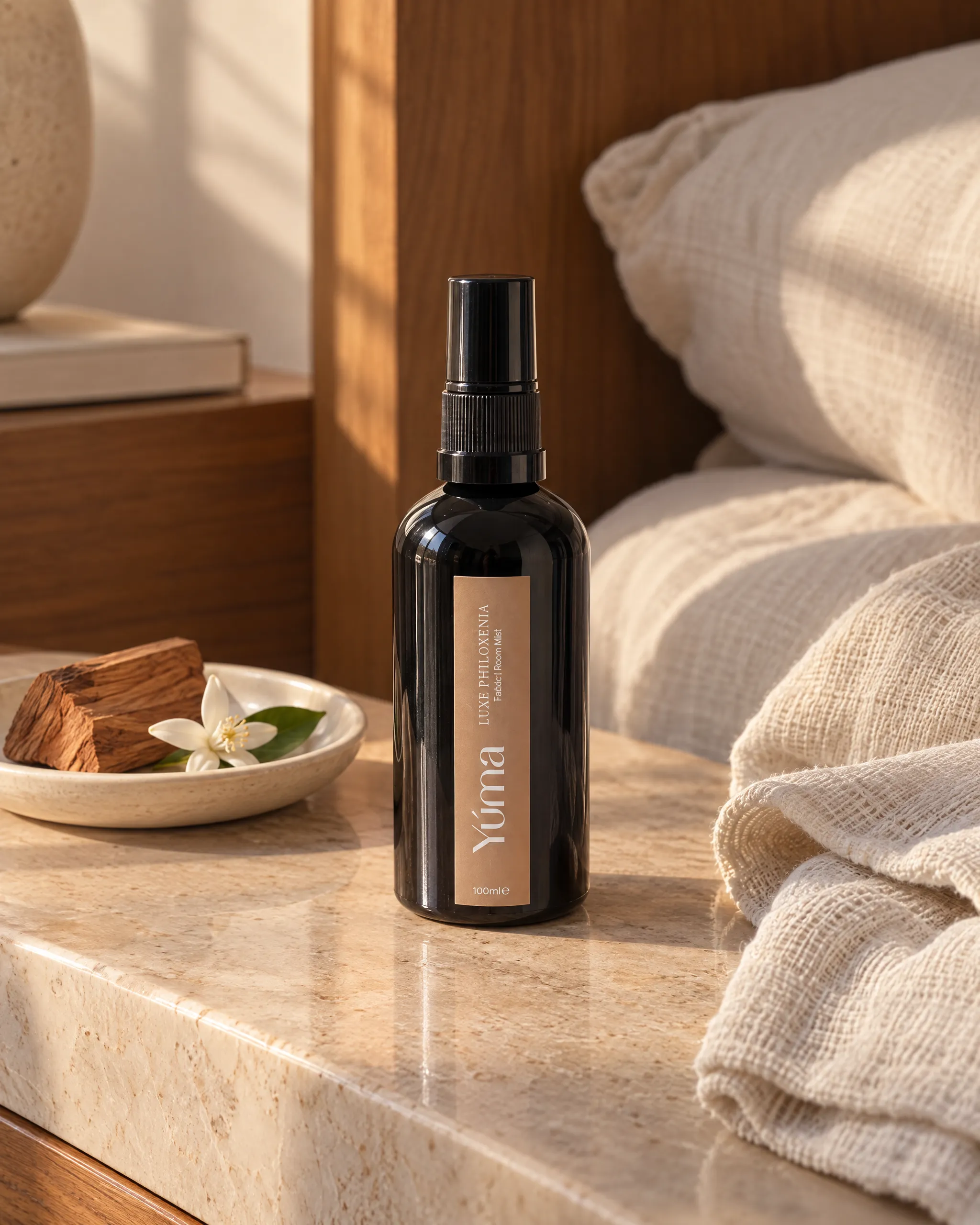Luxe Philoxenia Fabric/Room Mist της Yúma σε οικιακό περιβάλλον.