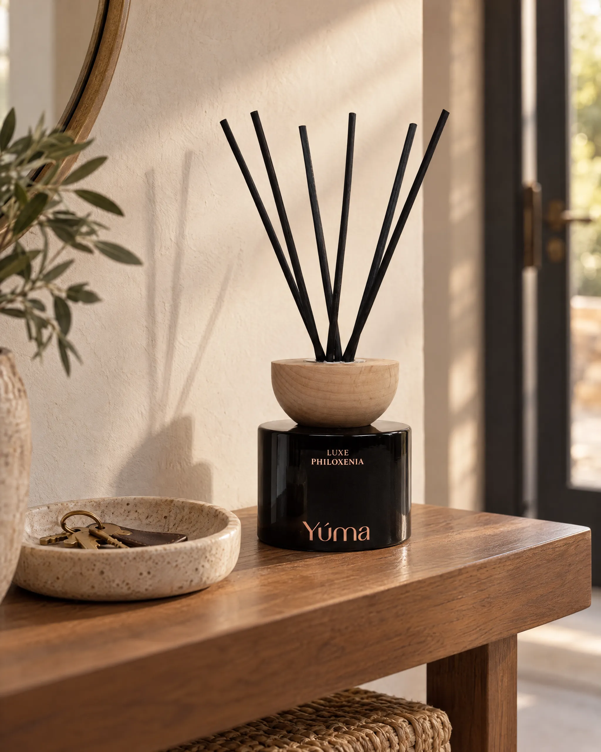 Luxe Philoxenia Reed Diffuser της Yúma σε οικιακό περιβάλλον.