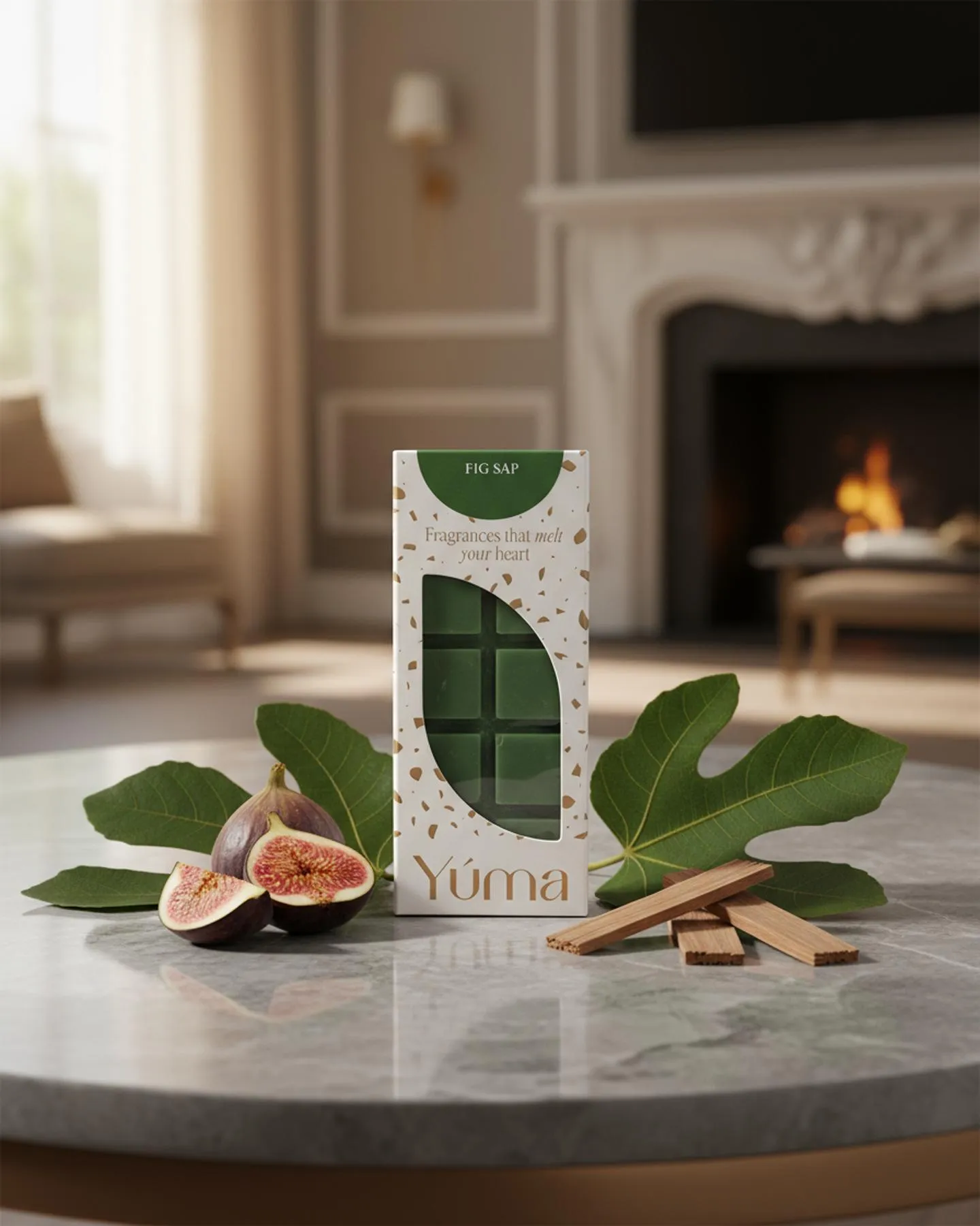 Πράσινα Wax Melts Fig Sap της YUMA δίπλα σε φρέσκα σύκα και φύλλα πάνω σε μάρμαρο.