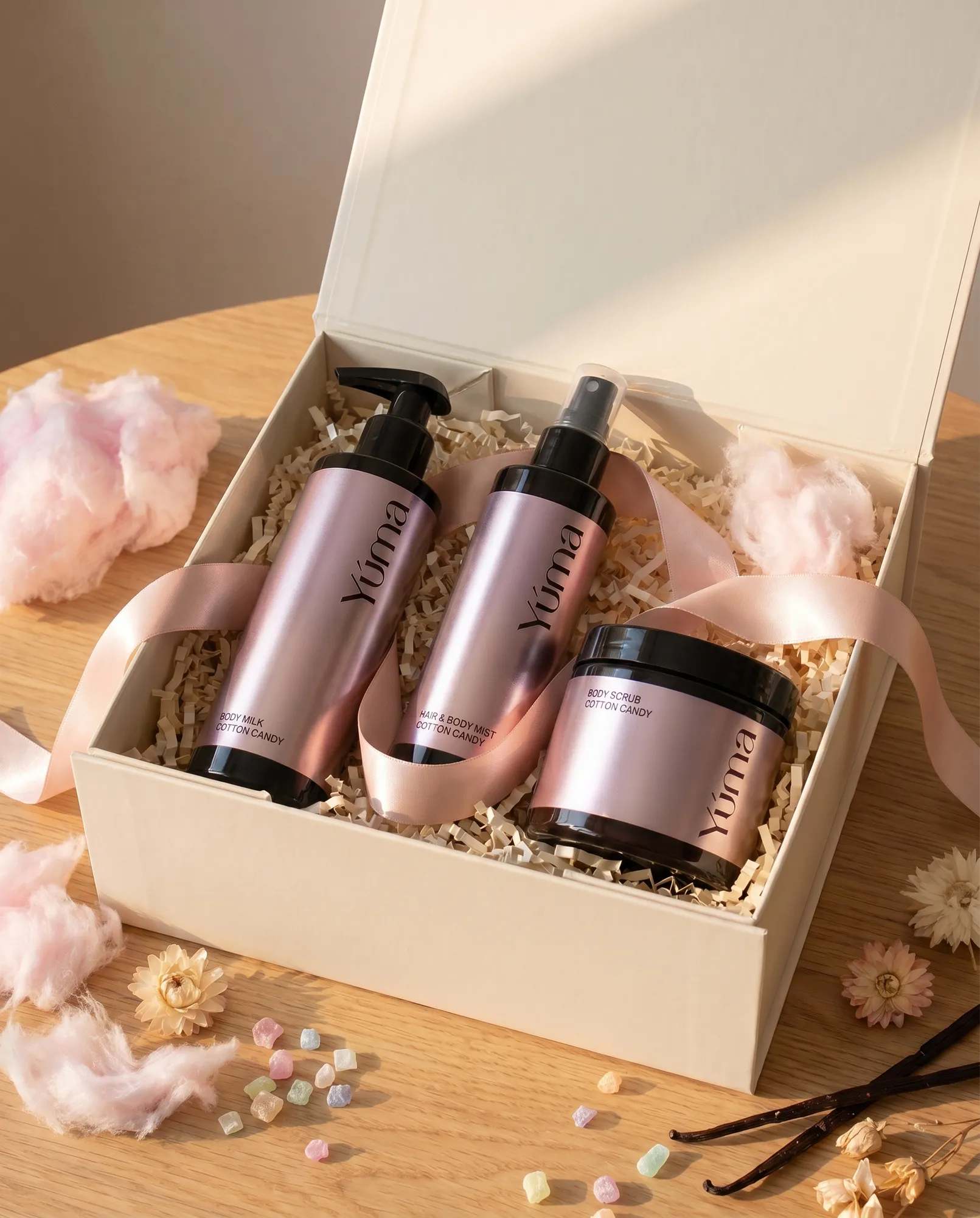 Gift Set της YUMA με προϊόντα Cotton Candy σε ροζ μεταλλικές συσκευασίες μέσα σε πολυτελές κουτί.