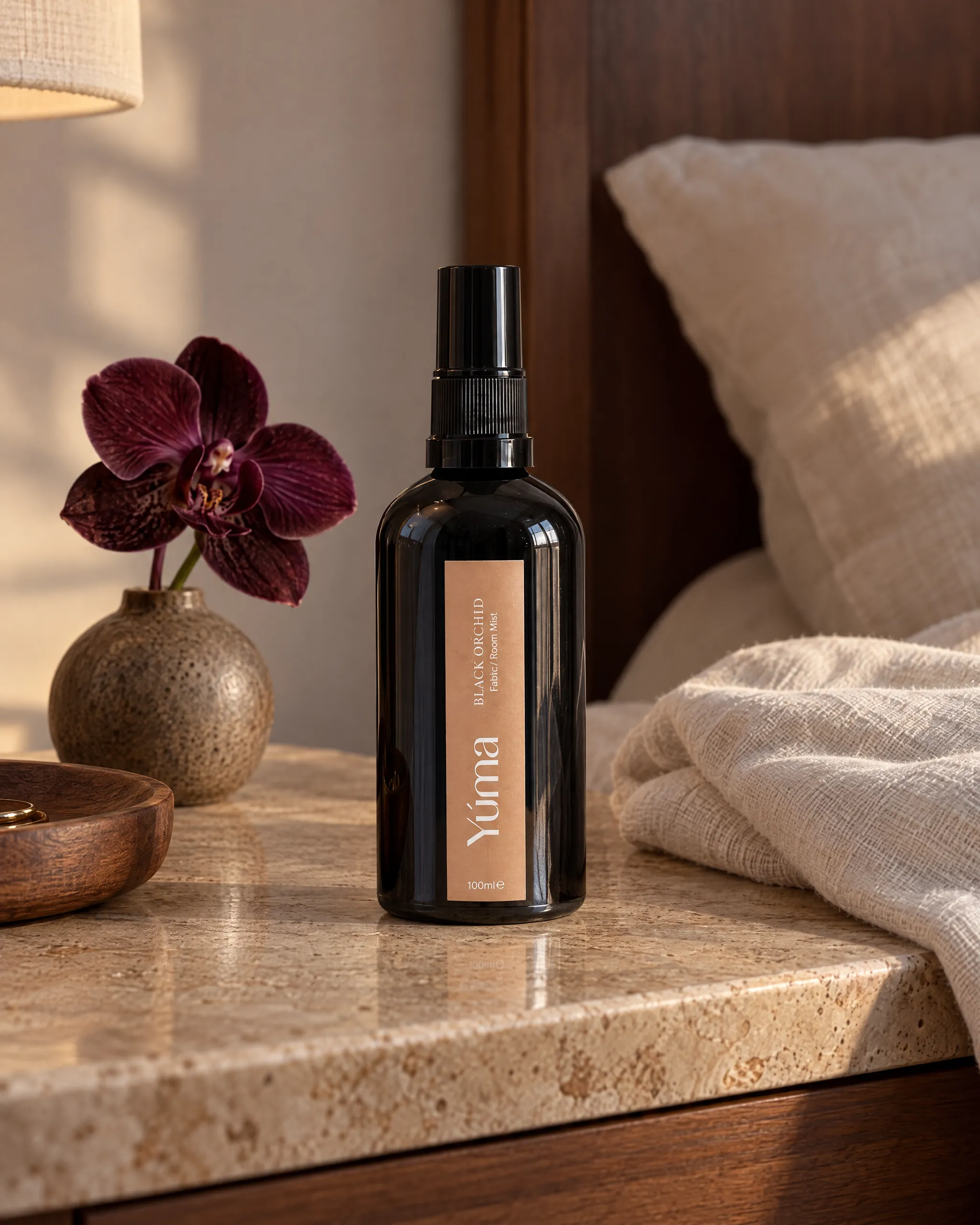 Black Orchid Fabric/Room Mist της Yúma σε οικιακό περιβάλλον.