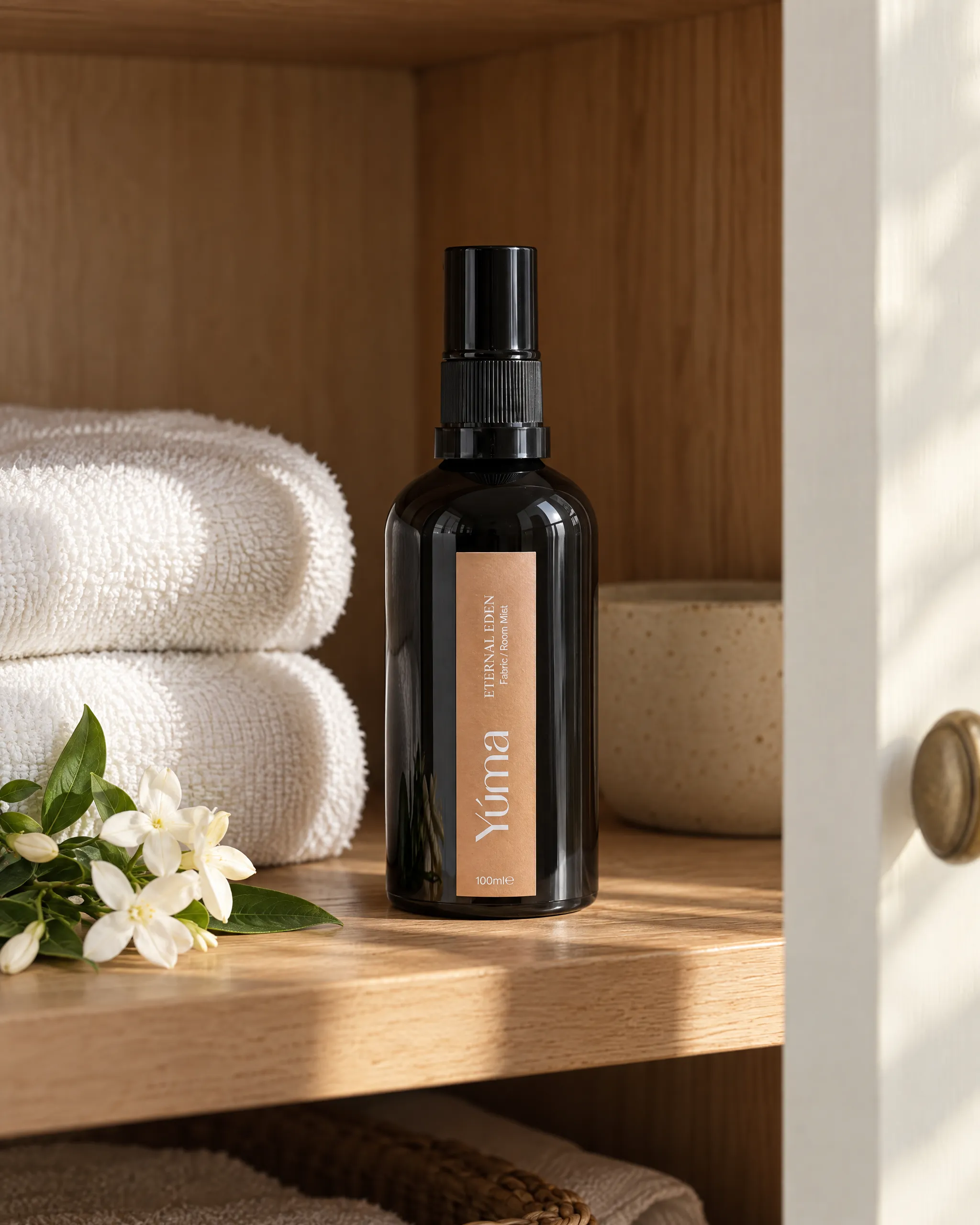 Eternal Eden Fabric/Room Mist της Yúma σε οικιακό περιβάλλον.