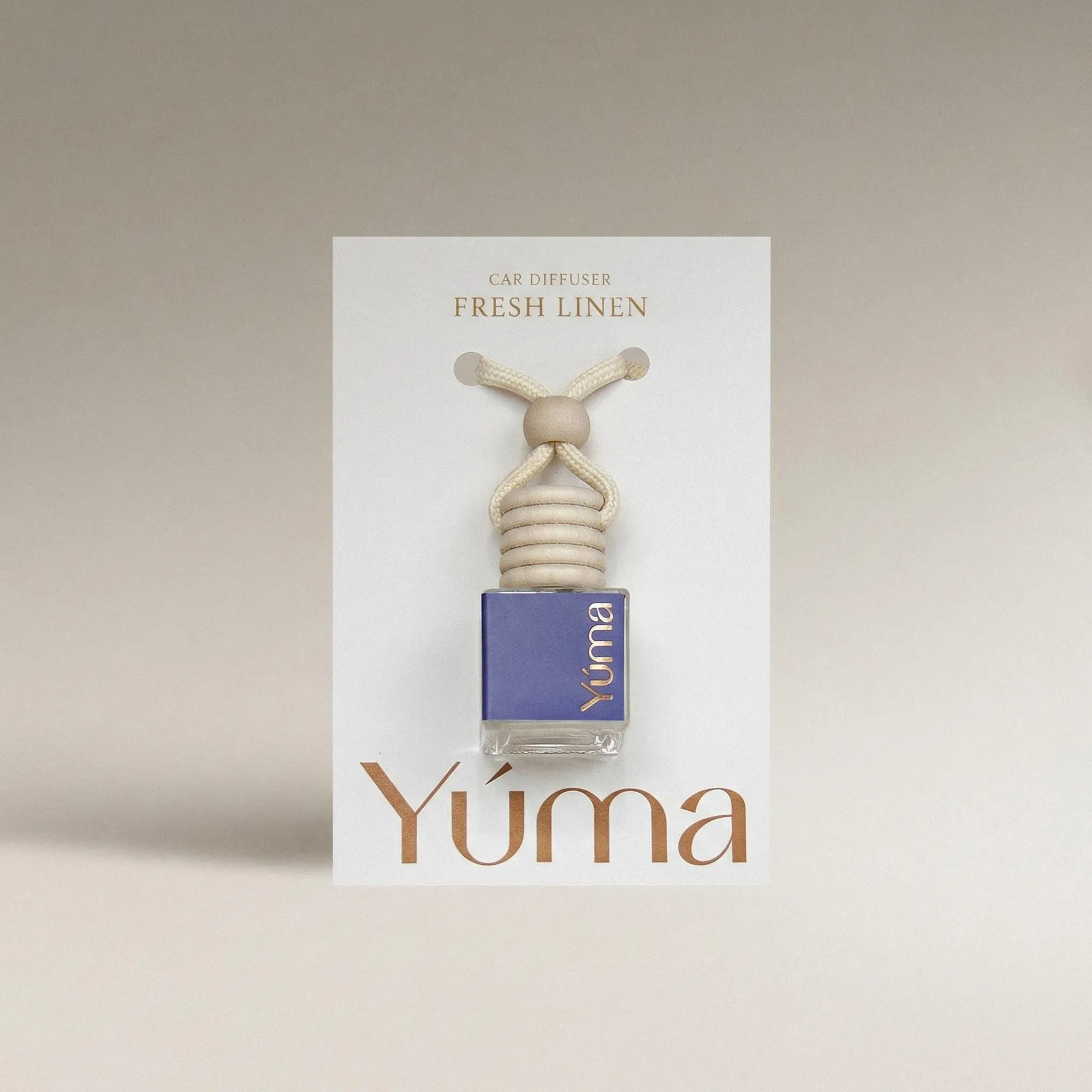 Car Diffuser της YUMA με άρωμα Fresh Linen σε γυάλινο μπουκαλάκι με ξύλινο πώμα και κορδόνι.