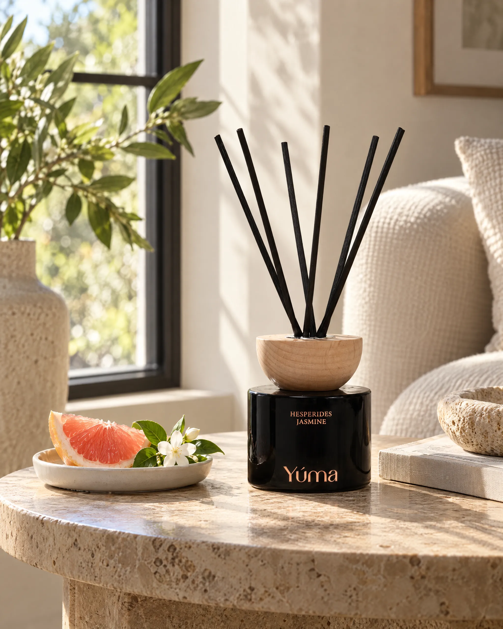 Hesperides Jasmine Reed Diffuser της Yúma σε οικιακό περιβάλλον.