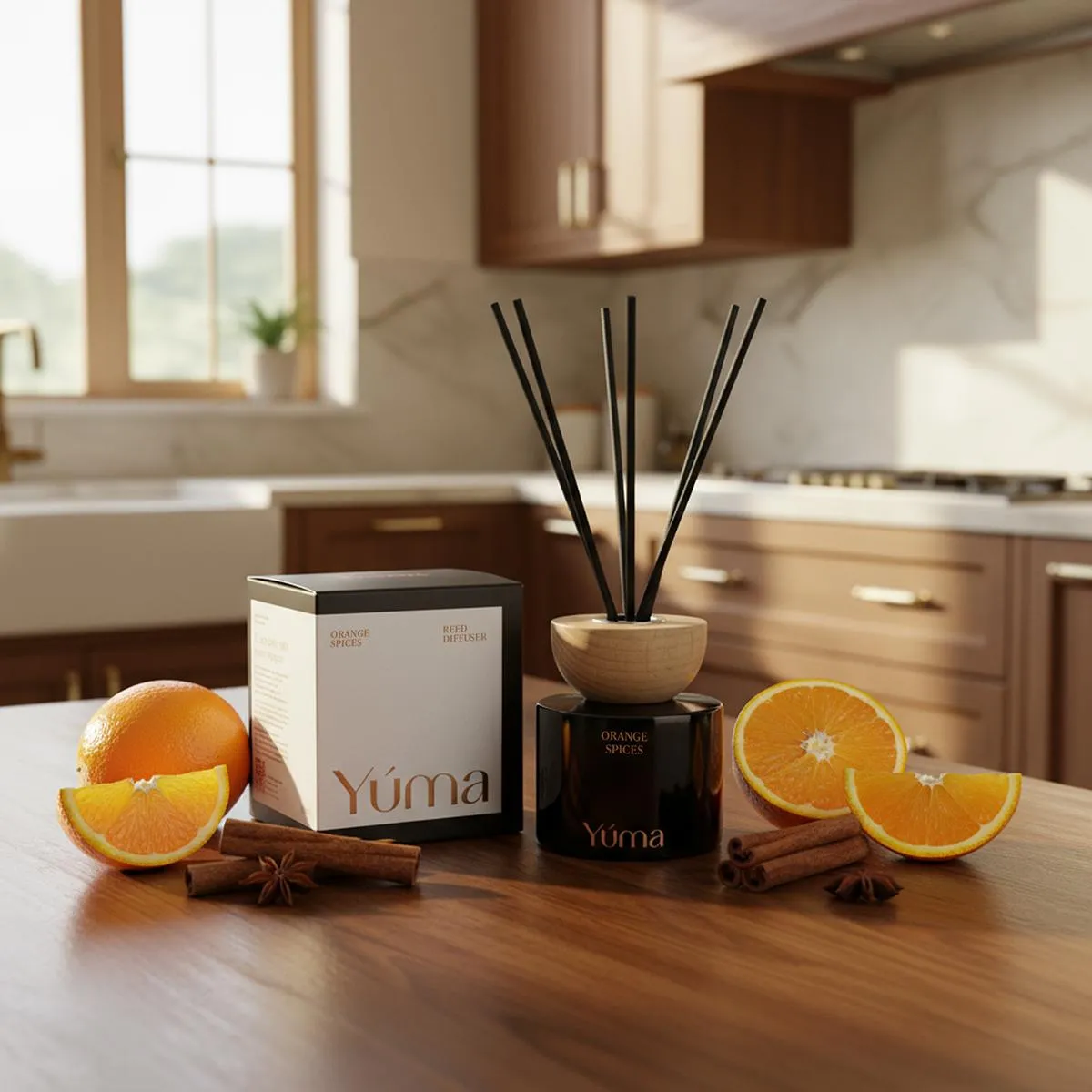 Reed diffuser Orange Spices της YUMA με ξυλάκια κανέλας και φέτες πορτοκαλιού σε ξύλινο πάγκο κουζίνας.
