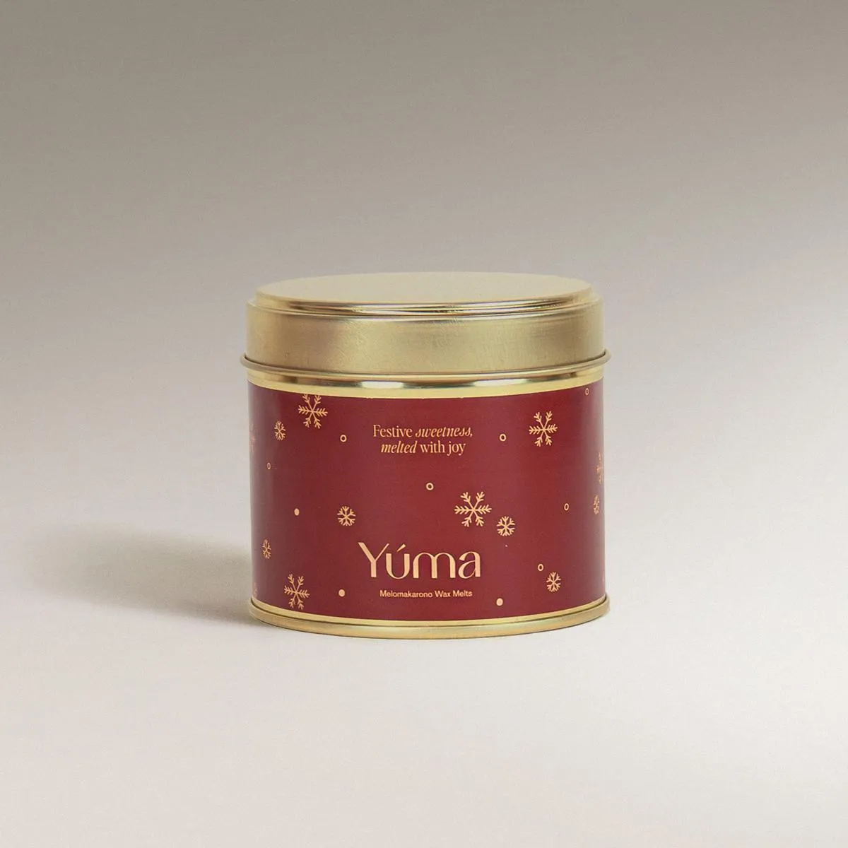 Μεταλλικό κουτί Melomakarono Wax Melts της YUMA σε μπορντό χρώμα με χρυσές νιφάδες χιονιού.
