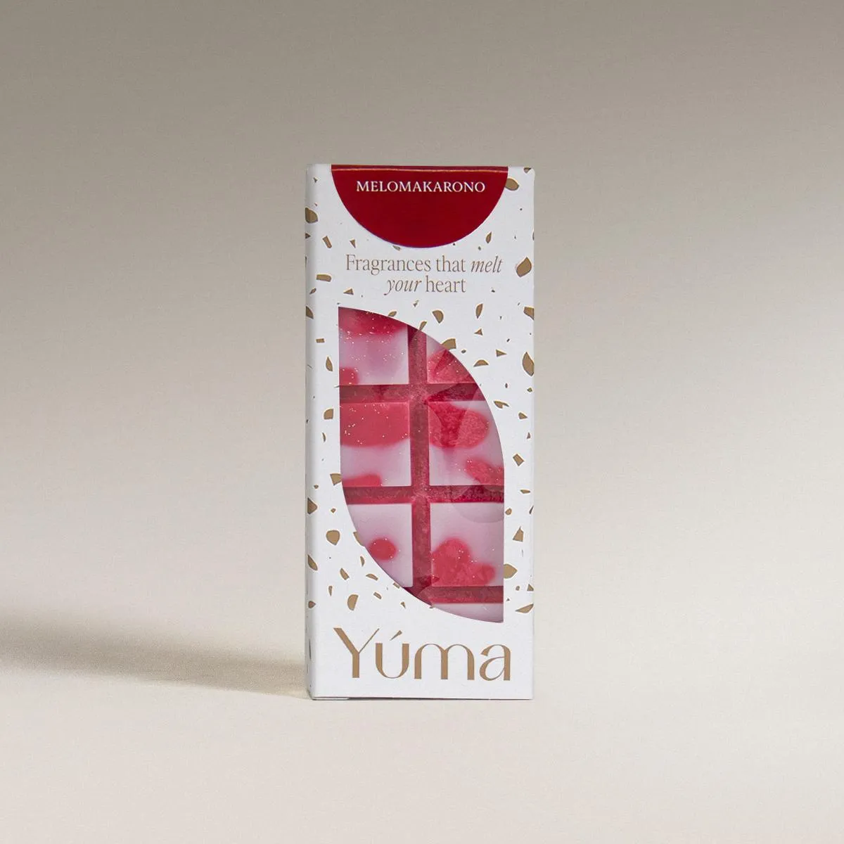 Λευκή συσκευασία Melomakarono wax melts της YUMA με κόκκινα και ροζ αρωματικά κεριά σε σχήμα σοκολάτας.