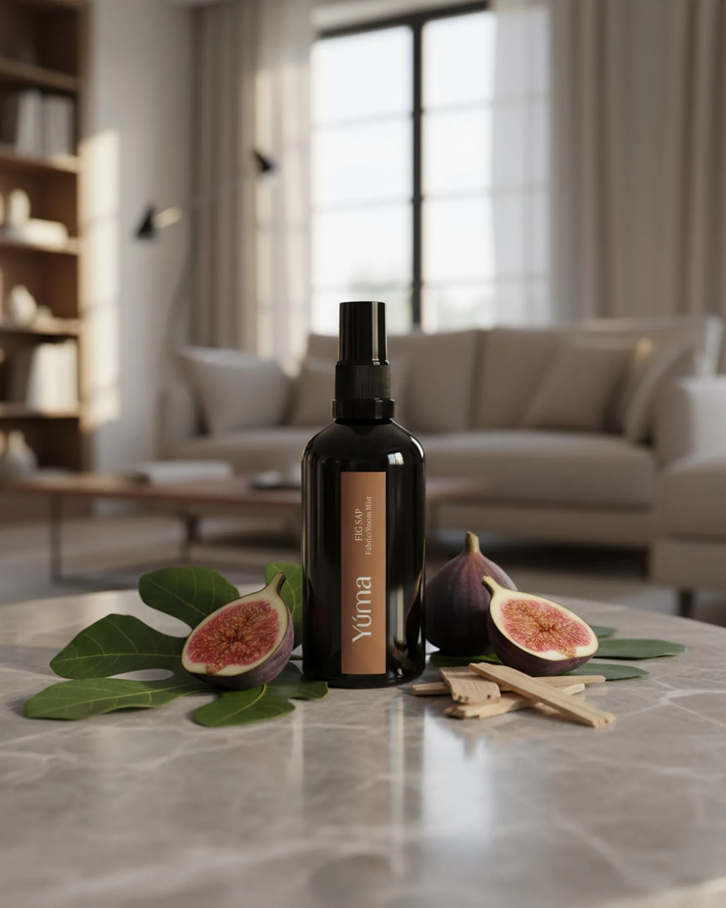 Μαύρο μπουκάλι Fabric Mist της YUMA με άρωμα Fig Sap ανάμεσα σε φρέσκα σύκα και φύλλα.