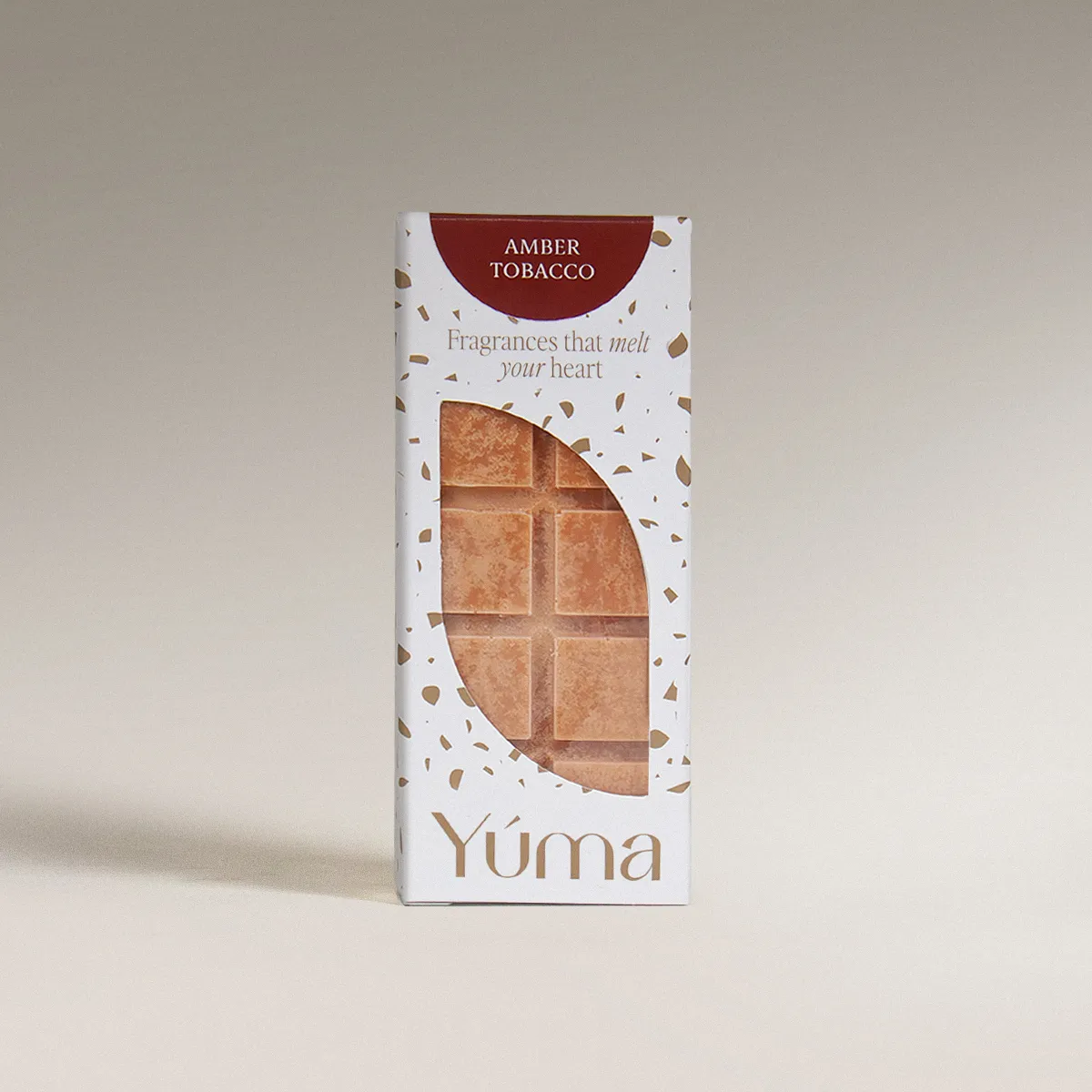 Συσκευασία wax melts Amber Tobacco της YUMA με ορατή την ανάγλυφη μπάρα αρωματικού κεριού.