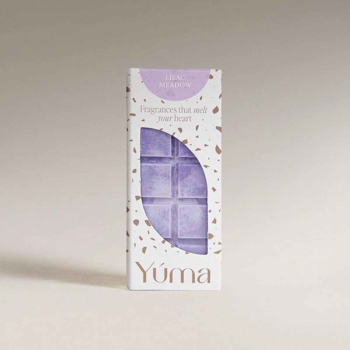 Μωβ Wax Melts Lilac Meadow της YUMA σε λευκή συσκευασία με καφέ λεπτομέρειες.