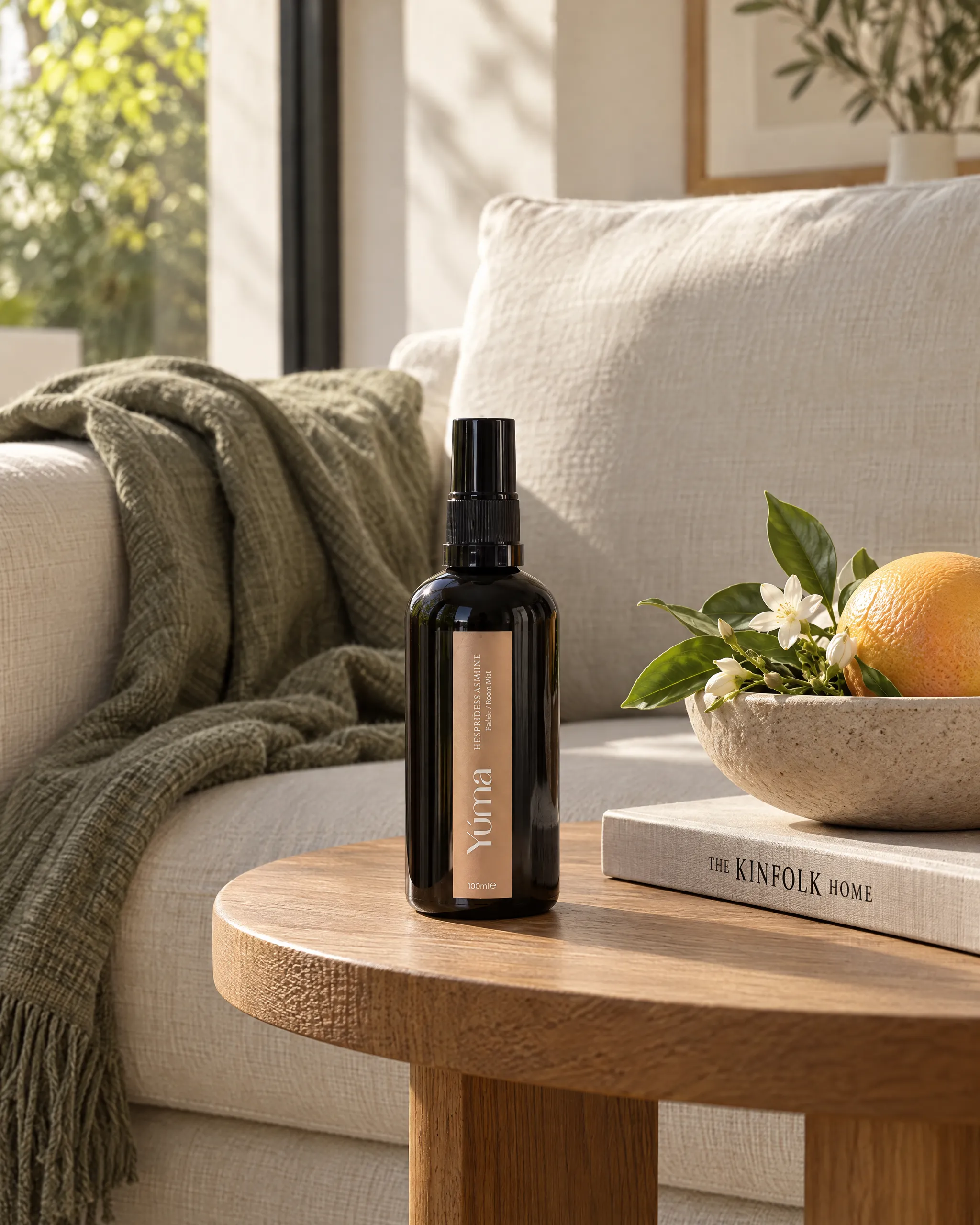 Hesperides Jasmine Fabric/Room Mist της Yúma σε οικιακό περιβάλλον.