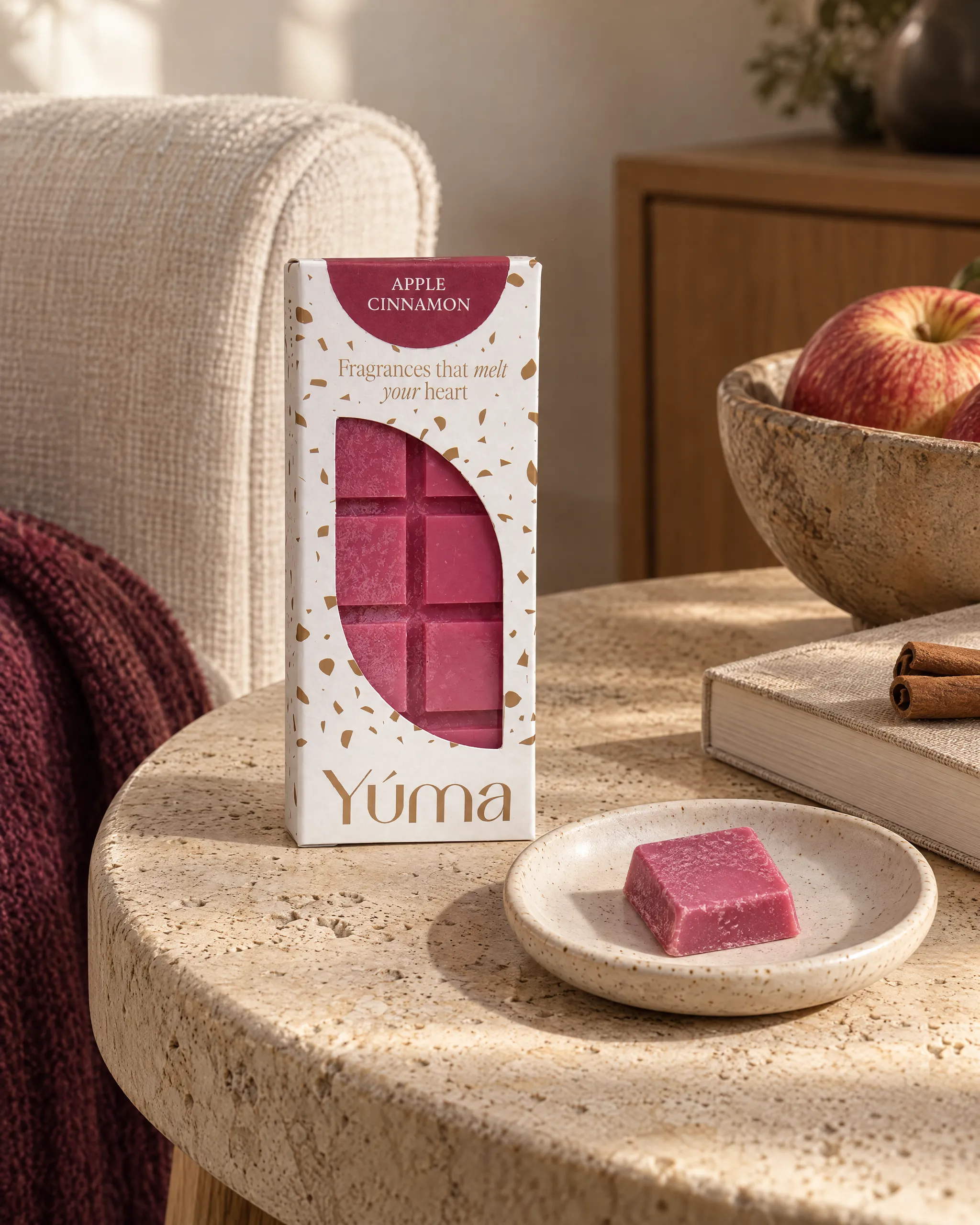Apple Cinnamon Snap Bar της Yúma σε οικιακό περιβάλλον.