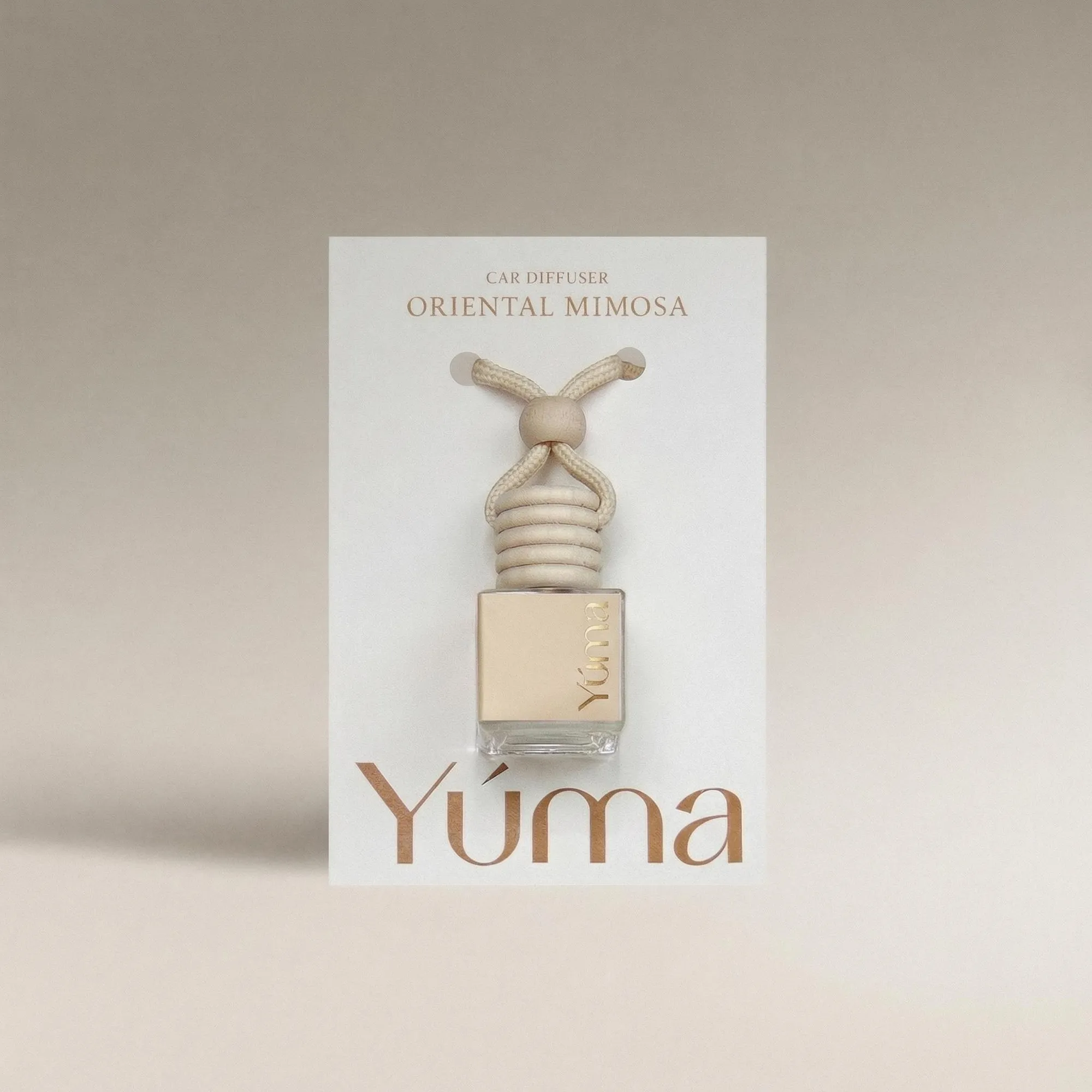 Car Diffuser της YUMA με το άρωμα Oriental Mimosa σε γυάλινο μπουκαλάκι με ξύλινο πώμα.
