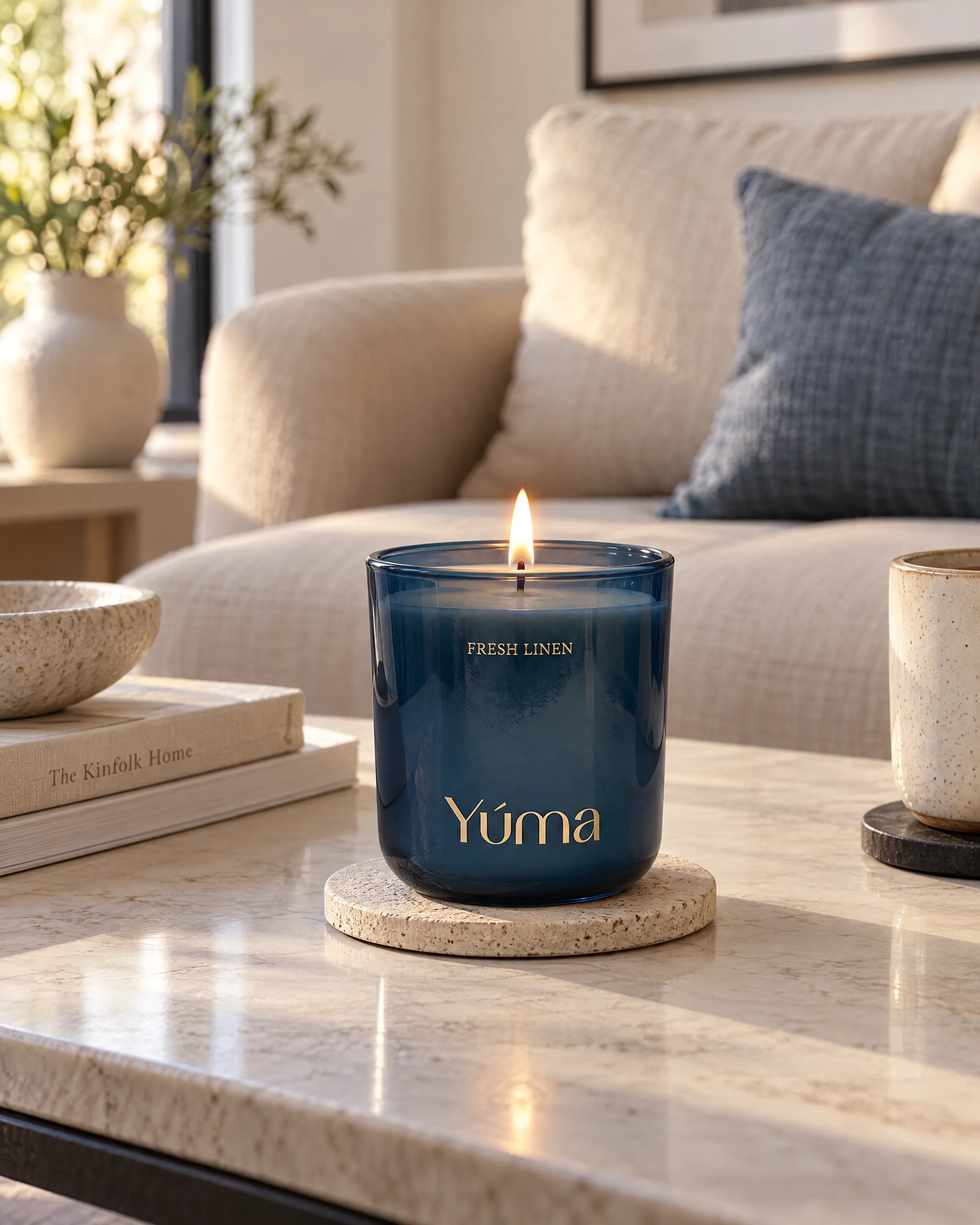 Fresh Linen Candle της Yúma σε οικιακό περιβάλλον.