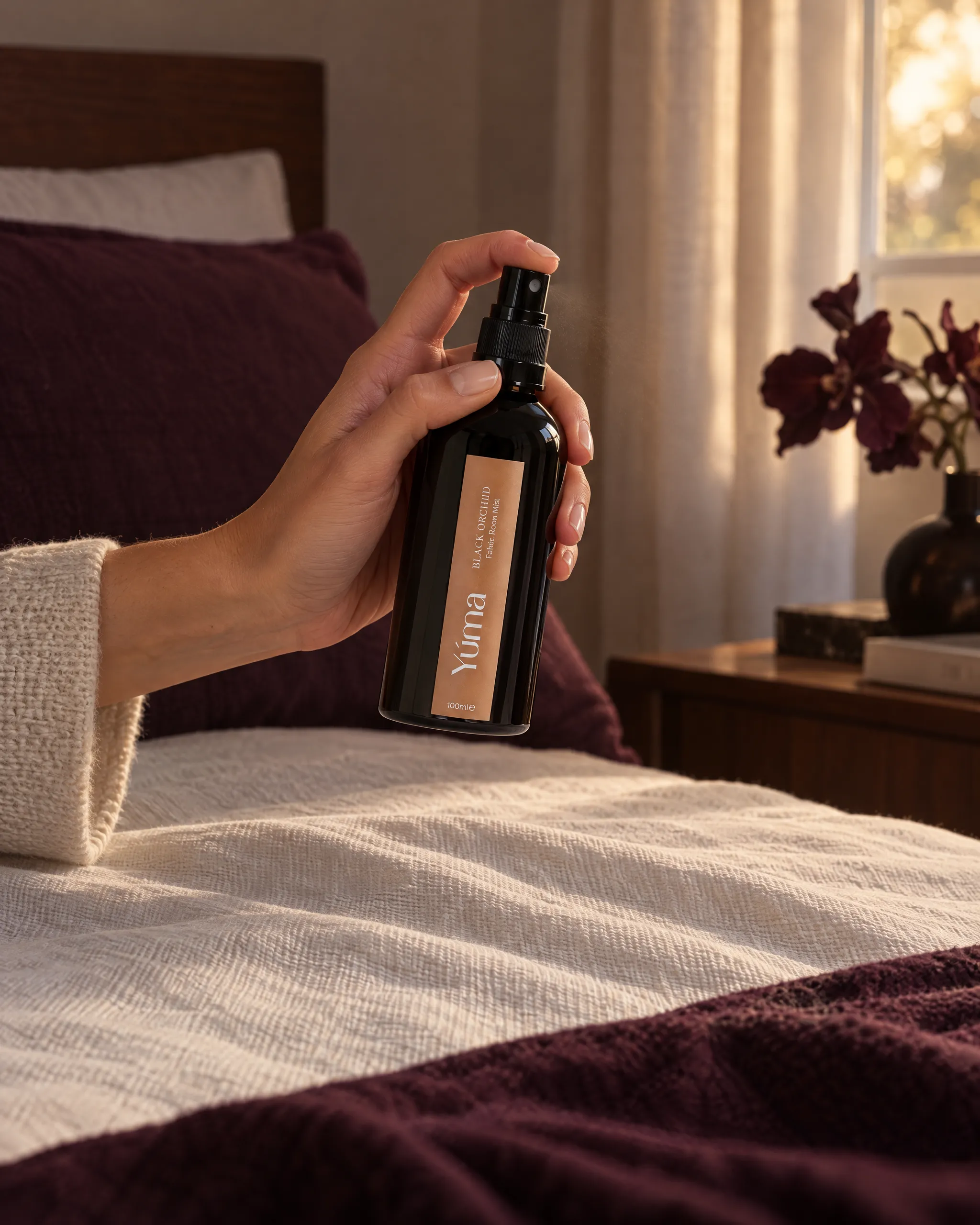 Black Orchid Fabric/Room Mist της Yúma σε οικιακό περιβάλλον.