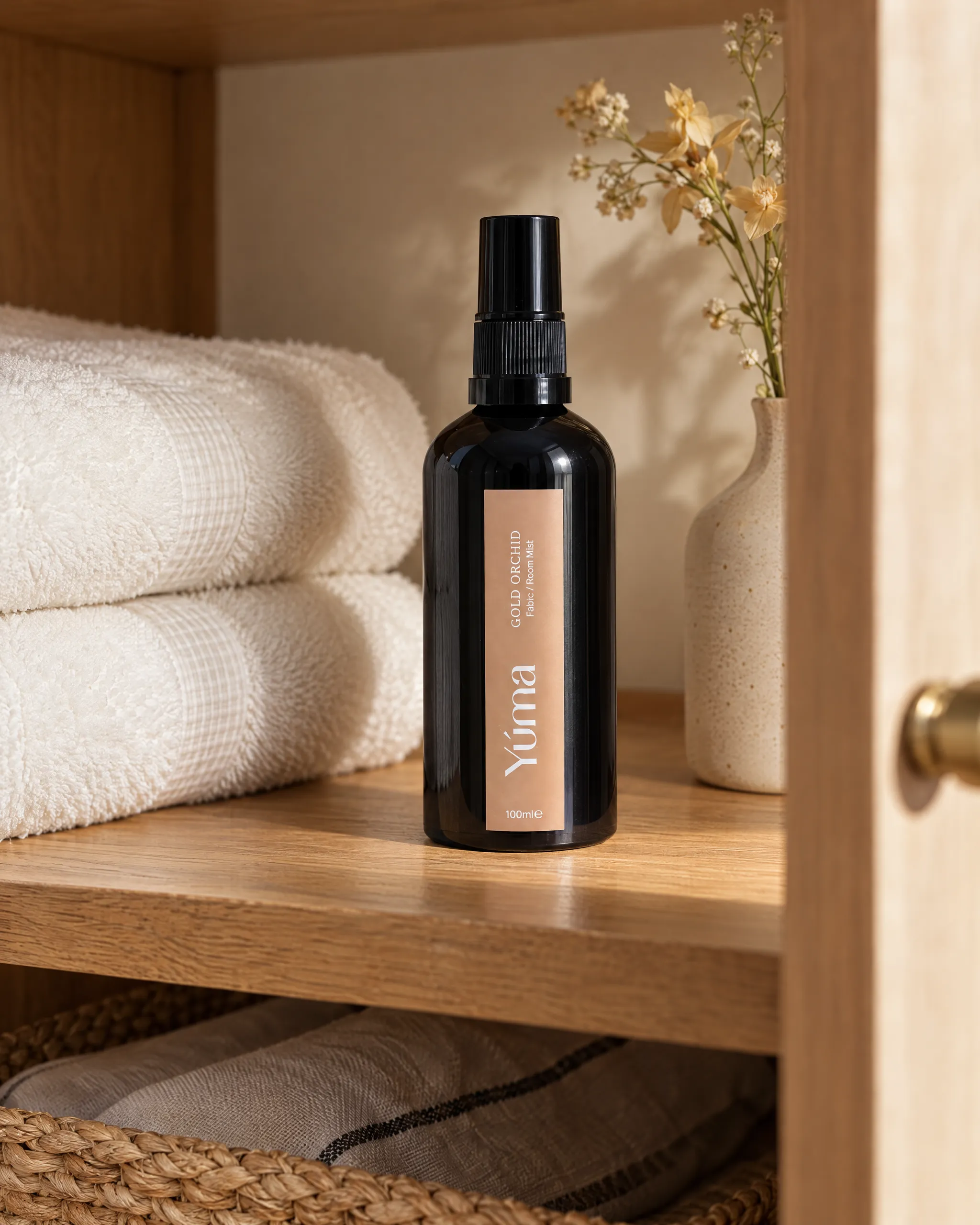 Gold Orchid Fabric/Room Mist της Yúma σε οικιακό περιβάλλον.