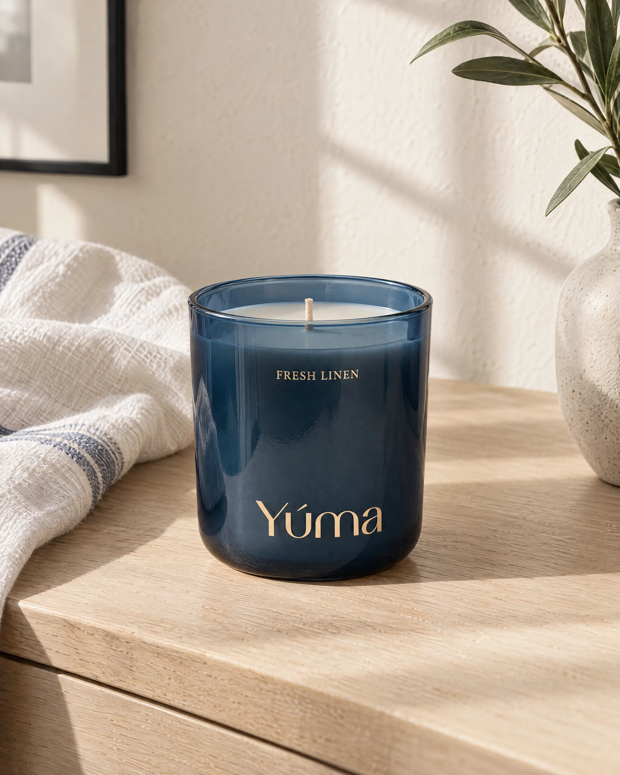 Fresh Linen Candle της Yúma σε οικιακό περιβάλλον.