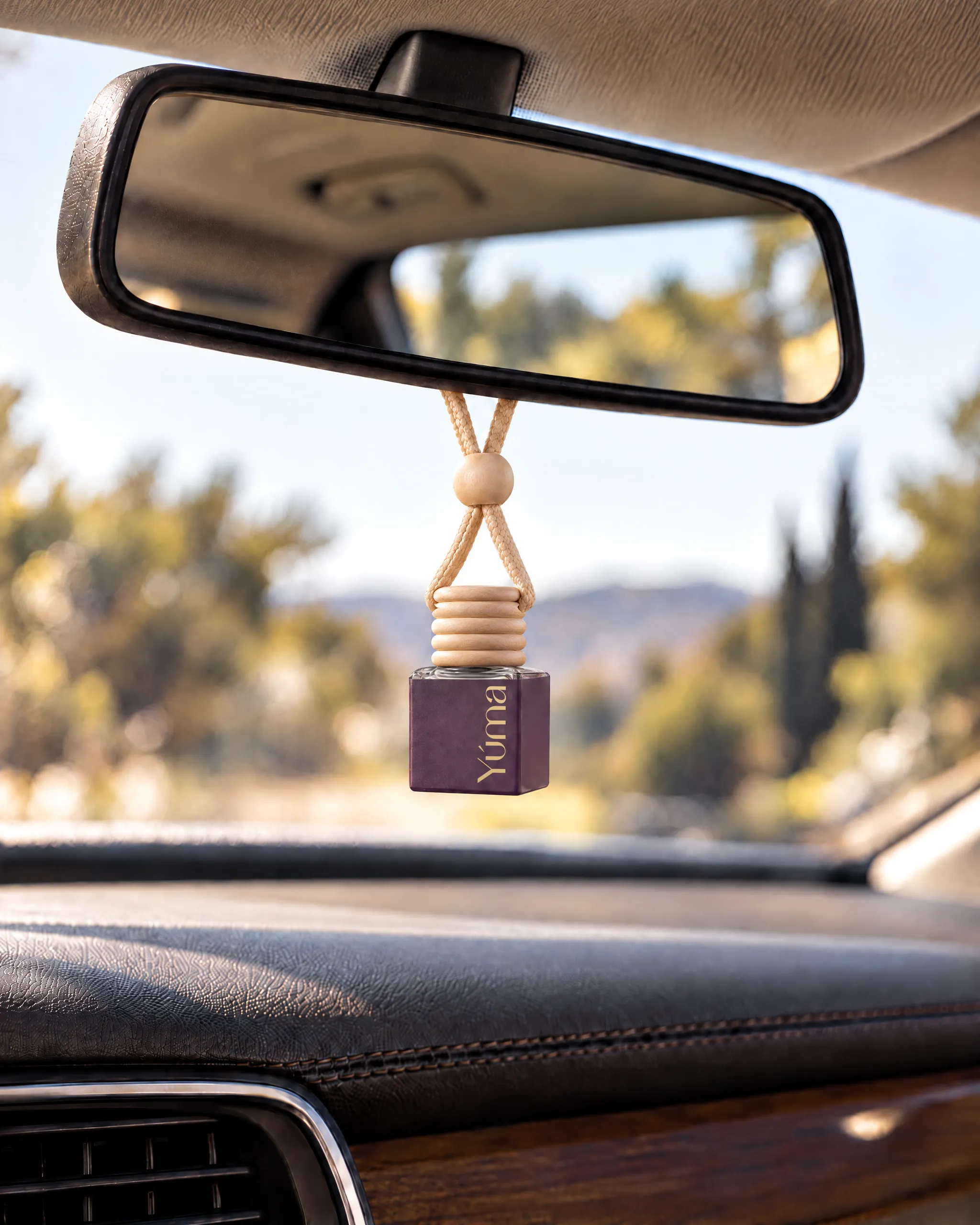 Black Orchid Car Diffuser της Yúma κρεμασμένο στο εσωτερικό αυτοκινήτου.