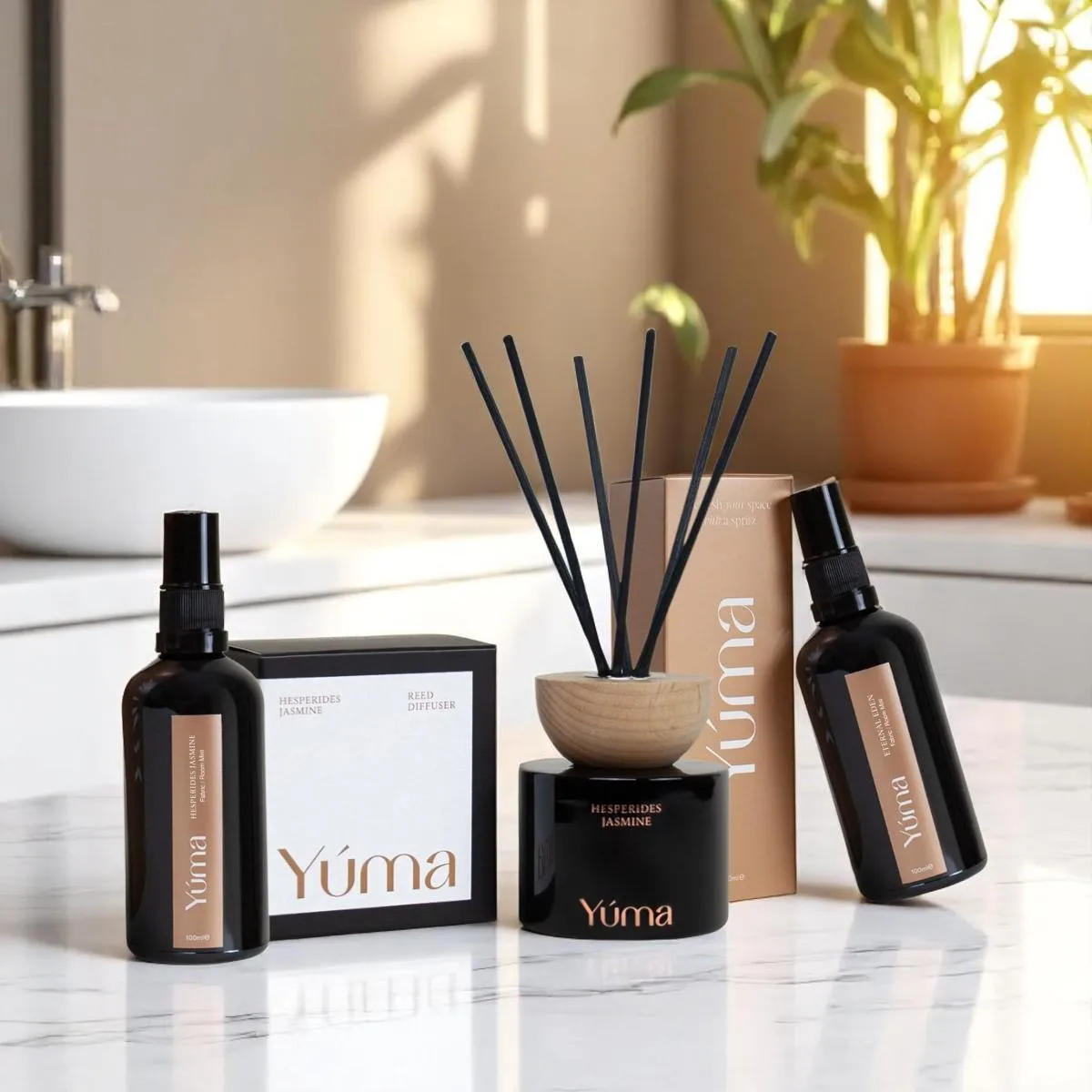 Reed diffuser Hesperides Jasmine και δύο room sprays της YUMA σε μαρμάρινο πάγκο μπάνιου.