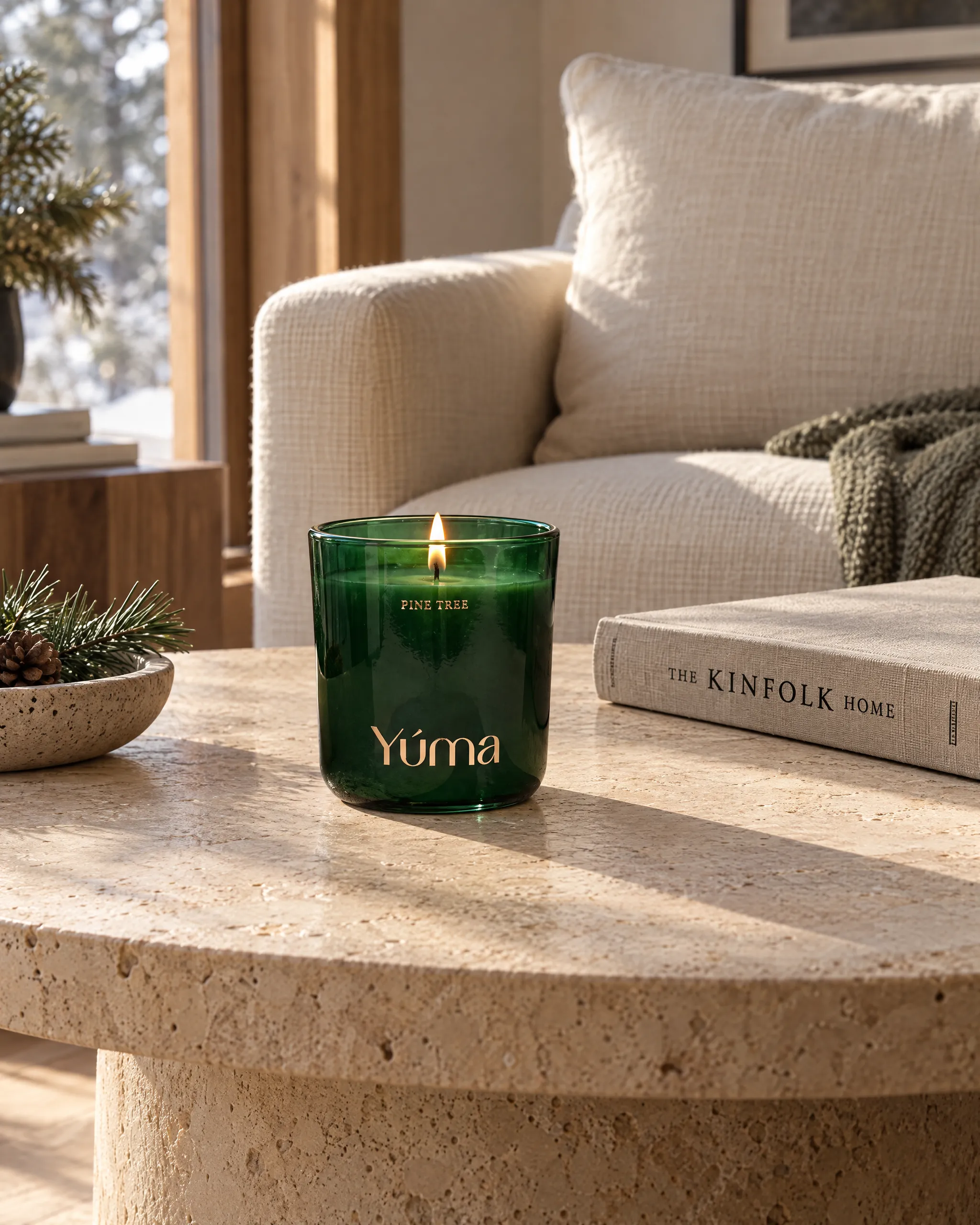 Pine Tree Candle της Yúma σε οικιακό περιβάλλον.