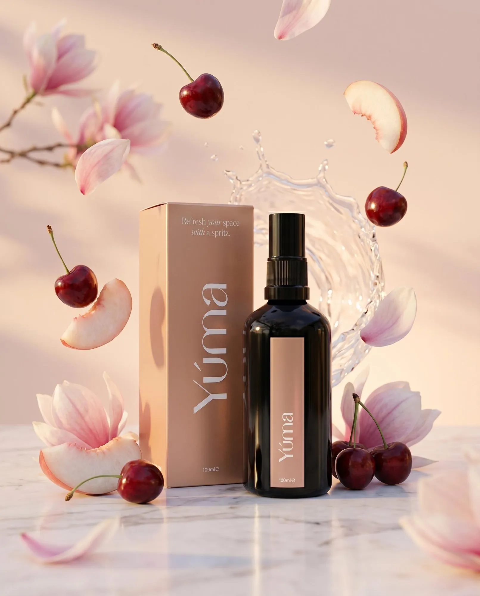 Το Cherry Sonnet της YUMA σε μαύρο μπουκάλι σπρέι ανάμεσα σε κεράσια, ροδάκινα και ροζ άνθη.
