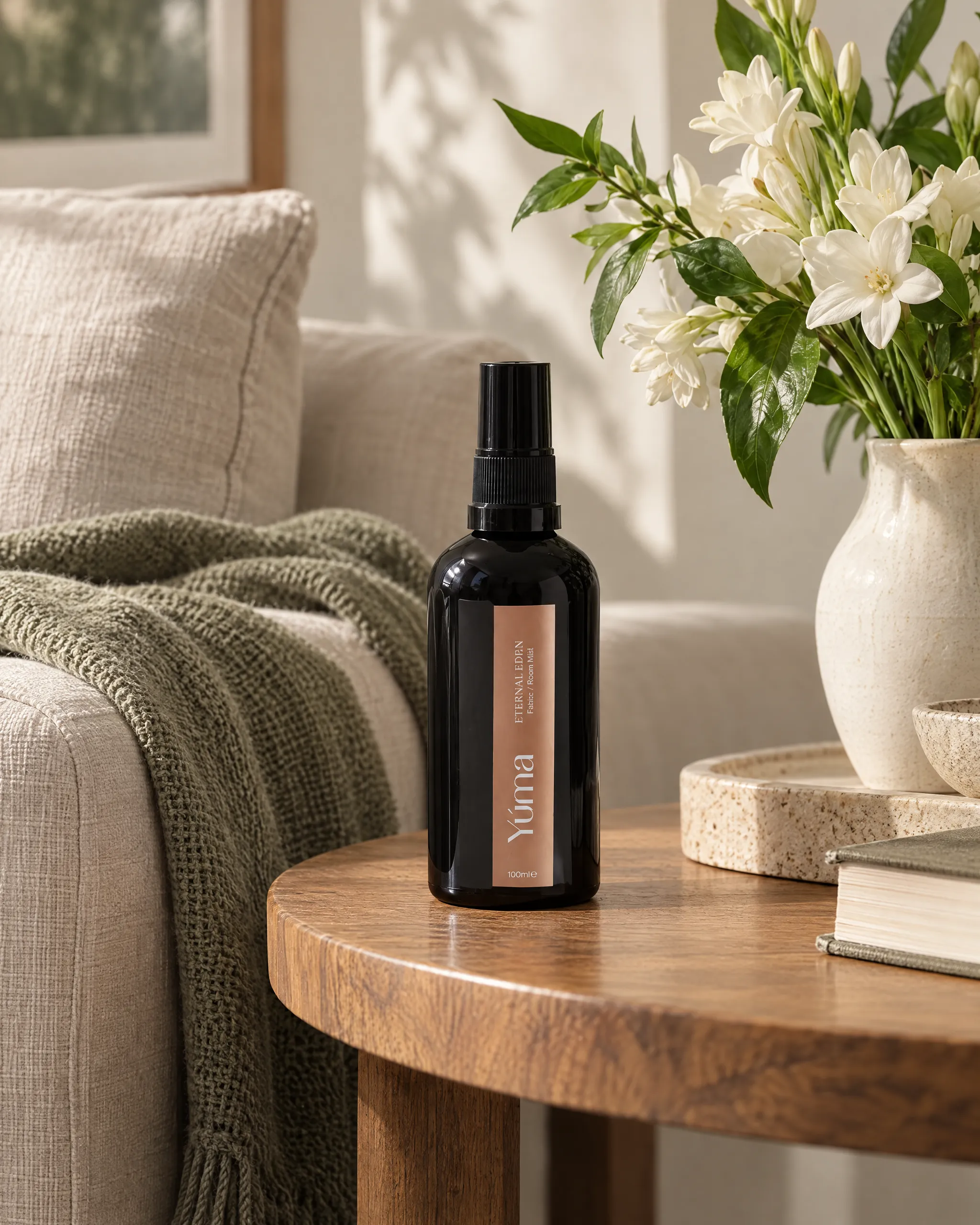 Eternal Eden Fabric/Room Mist της Yúma σε οικιακό περιβάλλον.