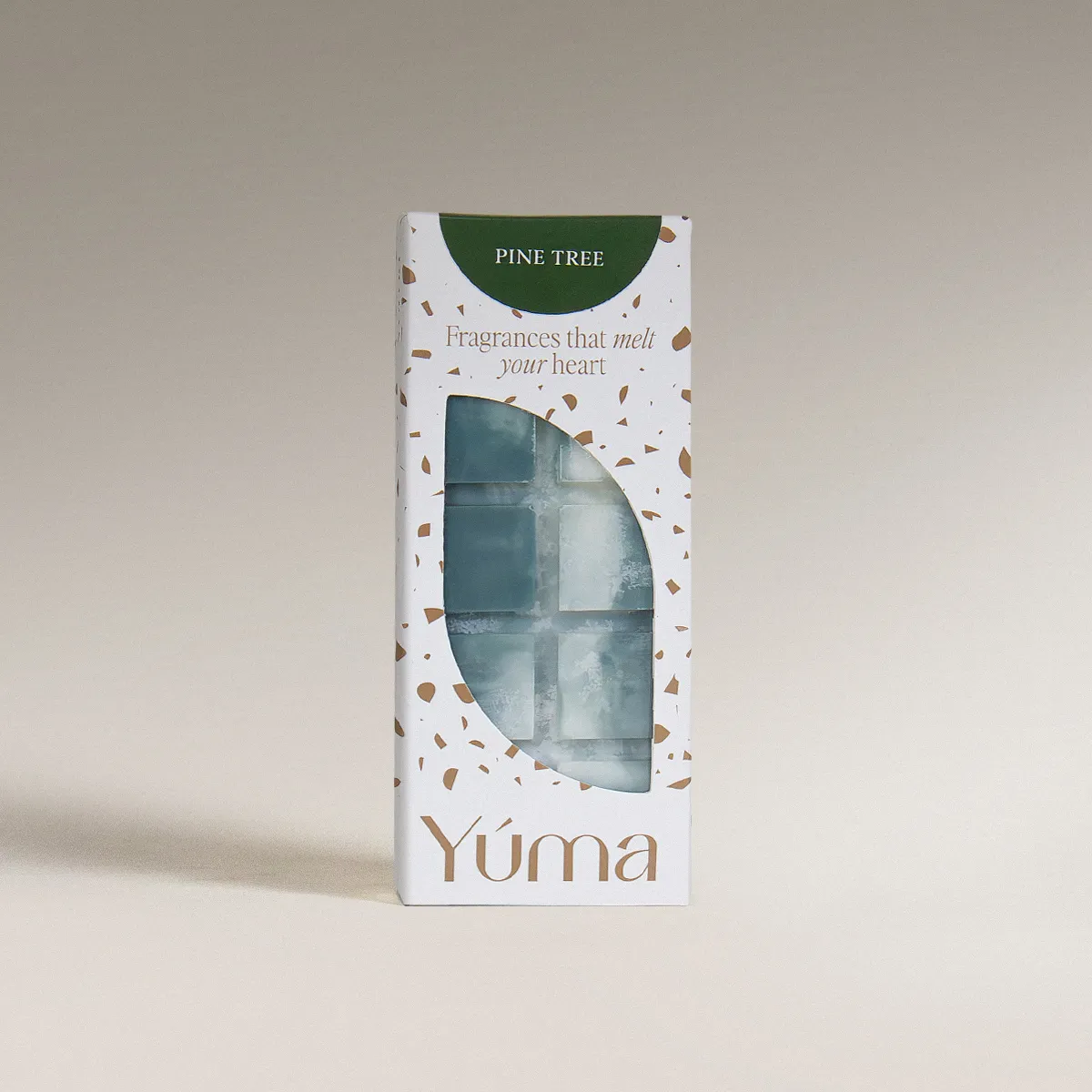 Συσκευασία Pine Tree Wax Melts της YUMA με πράσινους κύβους κεριού σε λευκό κουτί.