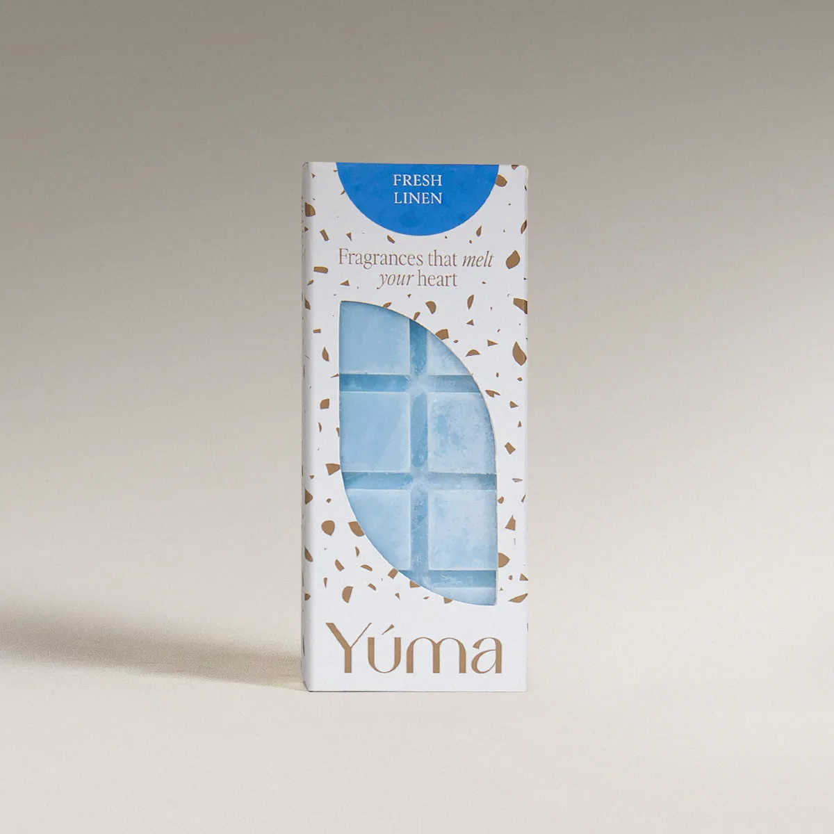 Λευκή συσκευασία wax melts της YUMA για το Fresh Linen με γαλάζια αρωματικά κύβια κεριού.