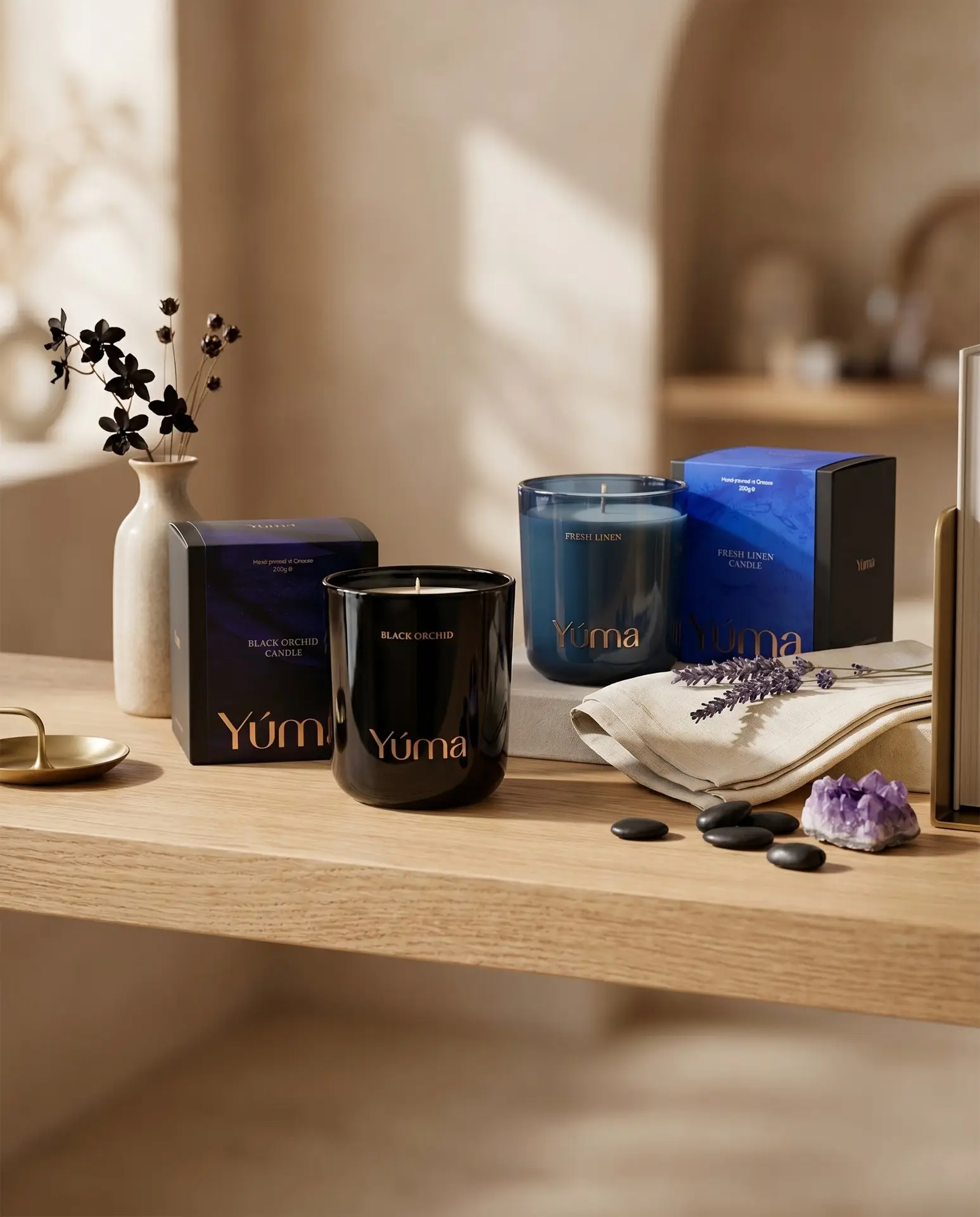 Αναμμένο Κερί YUMA πάνω σε ξύλινο ράφι, δίπλα σε Wax Melt σε μορφή Snap Bar. Αναμμένο Κερί YUMA πάνω σε ξύλινο ράφι, δίπλα σε Wax Melt σε μορφή Snap Bar.
