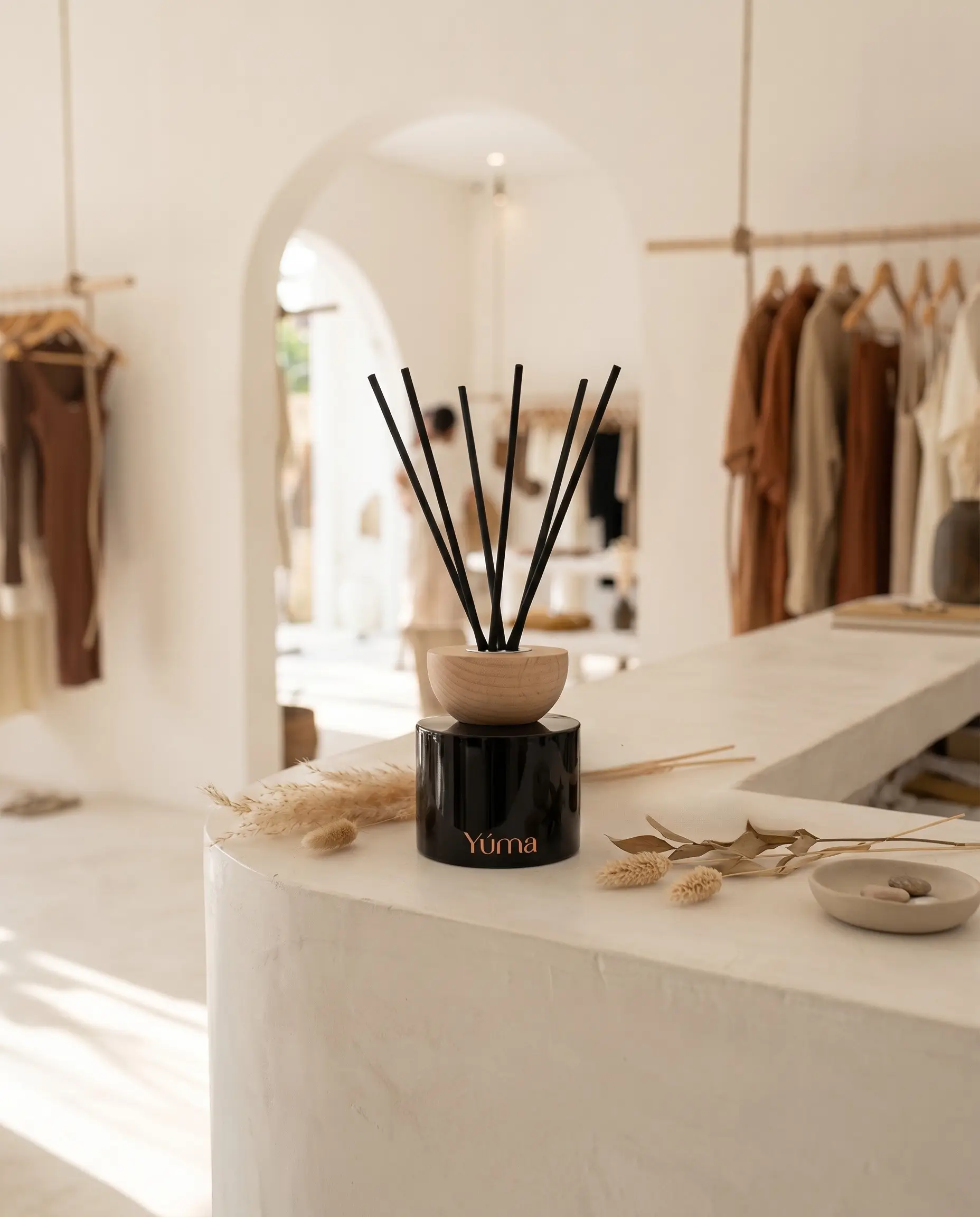 Γυάλινο Reed Diffuser με στικ πάνω σε ζεστή ξύλινη επιφάνεια. Γυάλινο Reed Diffuser με στικ πάνω σε ζεστή ξύλινη επιφάνεια.