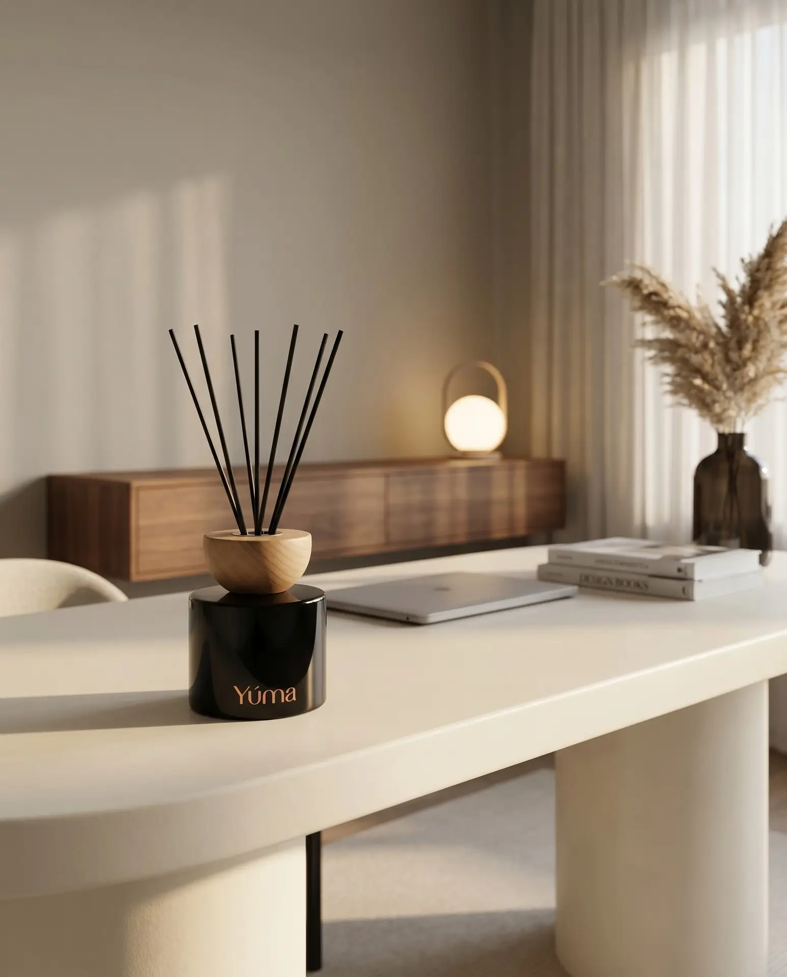 Reed Diffuser YUMA με μαύρα στικ σε φωτεινό, σύγχρονο χώρο. Reed Diffuser YUMA με μαύρα στικ σε φωτεινό, σύγχρονο χώρο.