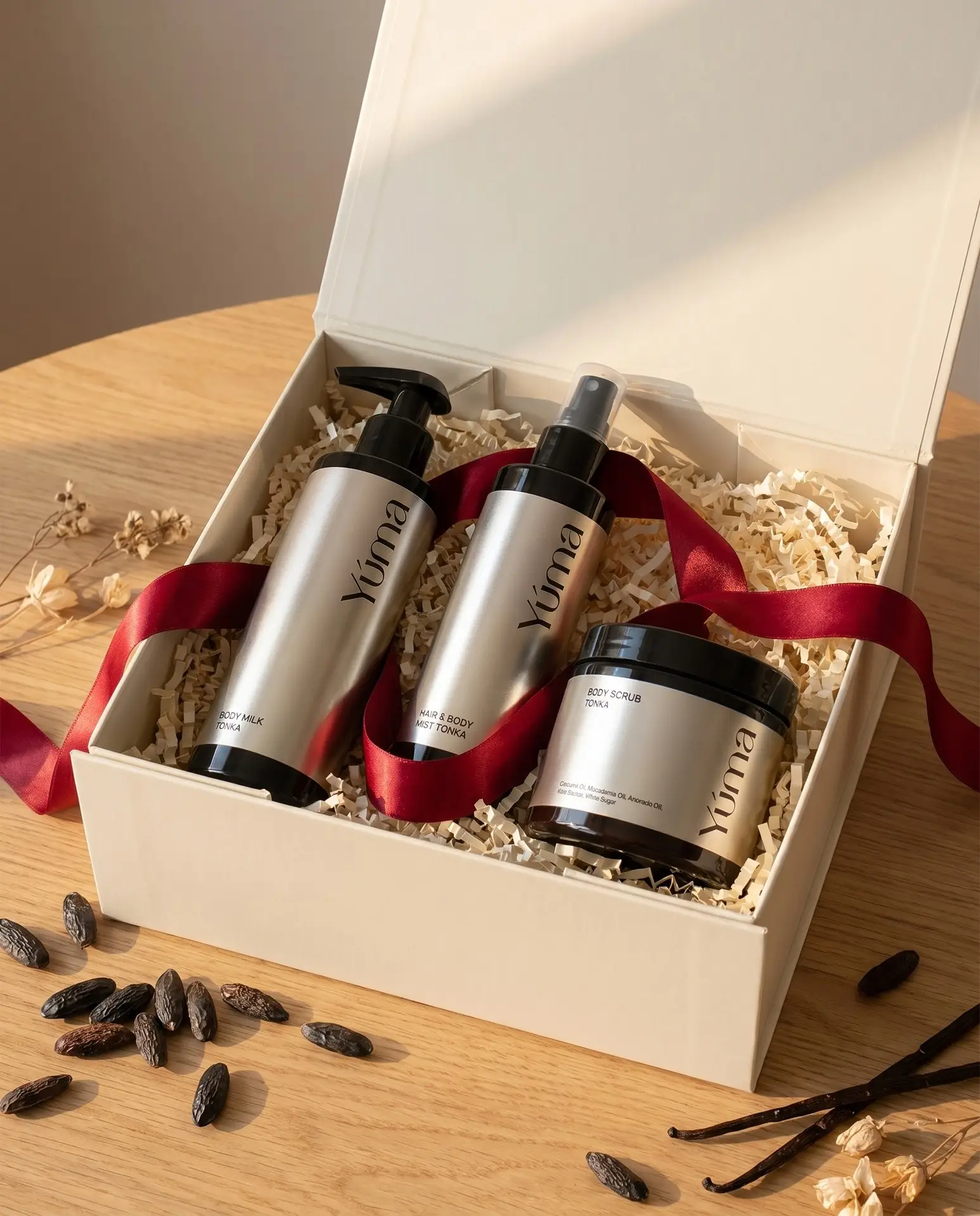 Body Milk, Hair and Body Mist και Body Scrub Tonka YUMA σε ανοιχτό κουτί δώρου. Body Milk, Hair and Body Mist και Body Scrub Tonka YUMA σε ανοιχτό κουτί δώρου.