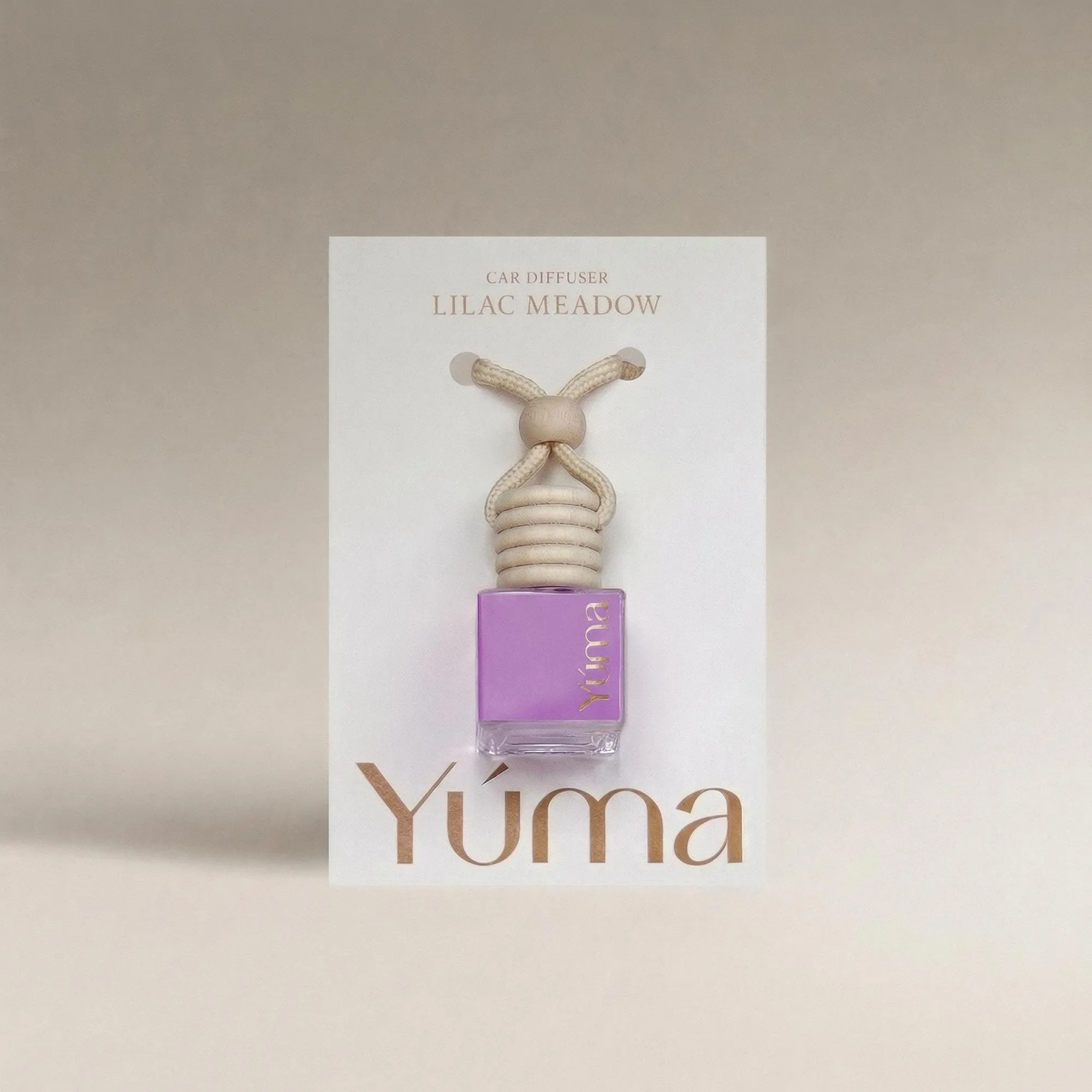 Lilac Meadow Car Diffuser Car Diffuser της YUMA με άρωμα Lilac Meadow, σε μωβ γυάλινο μπουκαλάκι με ξύλινο πώμα και κορδόνι.
