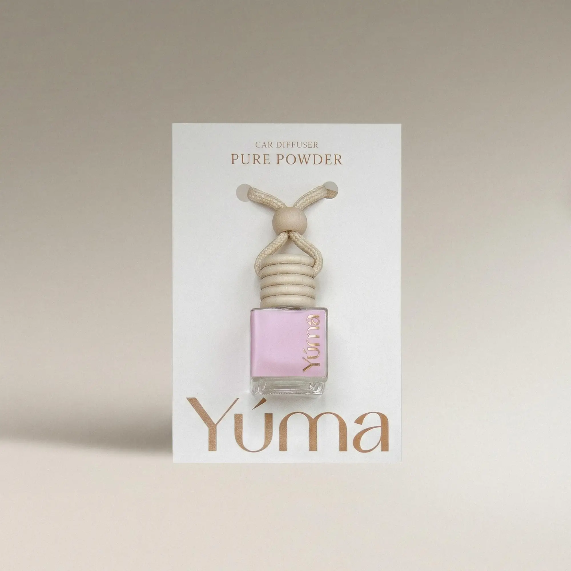 Pure Powder Car Diffuser Car Diffuser της YUMA με το άρωμα Pure Powder σε γυάλινο μπουκαλάκι με ξύλινο πώμα και κορδόνι.