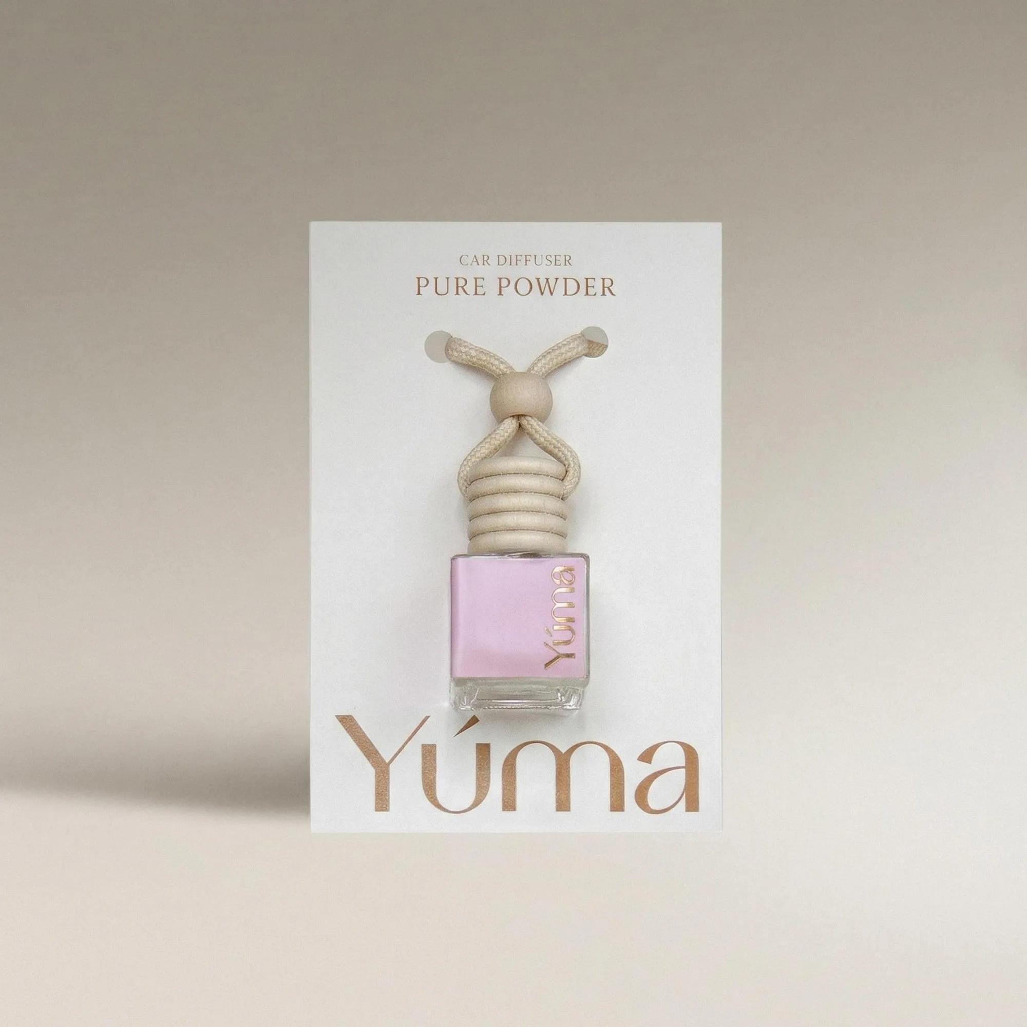 Pure Powder Car Diffuser Car Diffuser της YUMA με το άρωμα Pure Powder σε γυάλινο μπουκαλάκι με ξύλινο πώμα και κορδόνι.