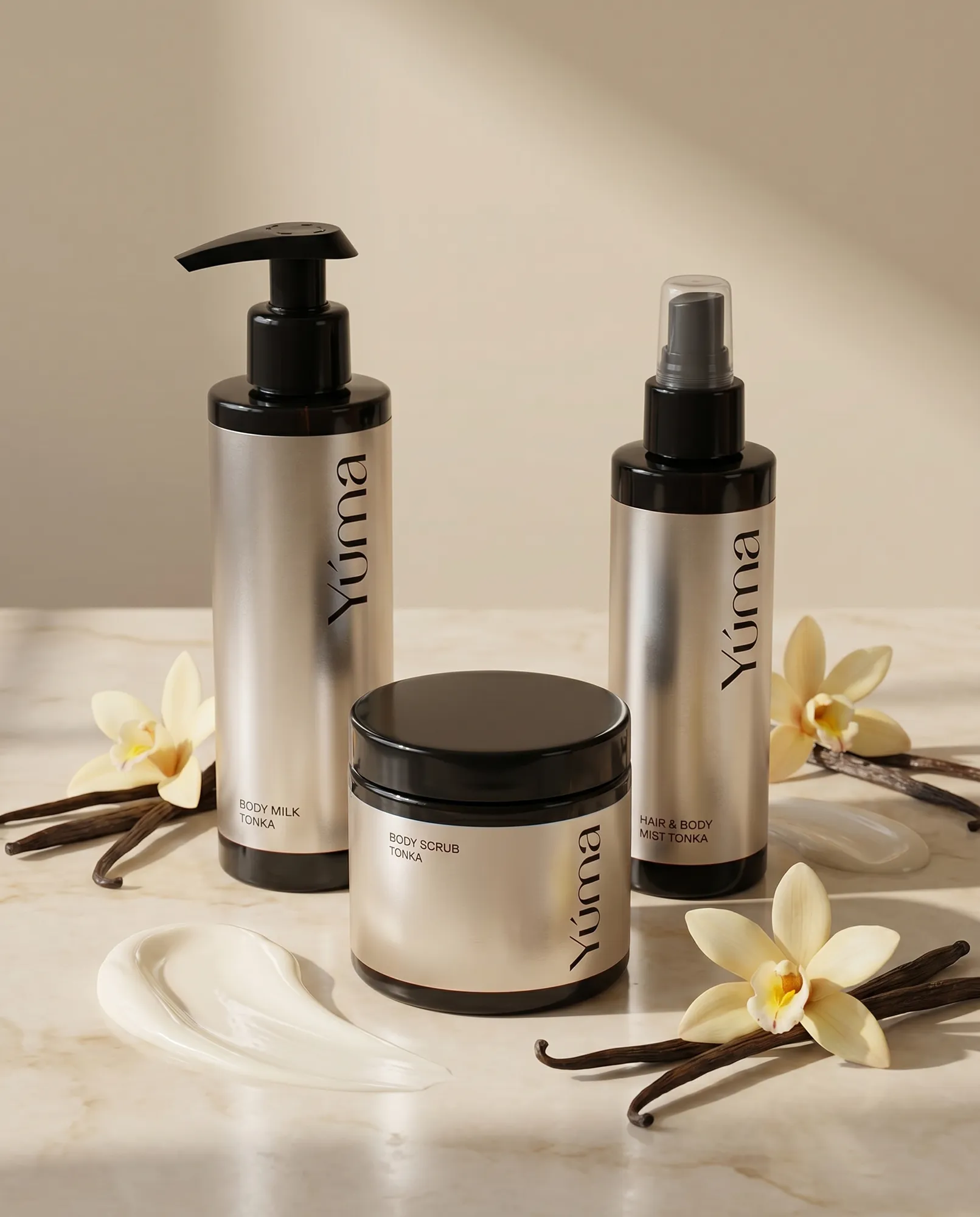 Tonka Body Care Set Σετ περιποίησης Tonka της YUMA με body milk, scrub και mist ανάμεσα σε άνθη και λοβούς βανίλιας.
