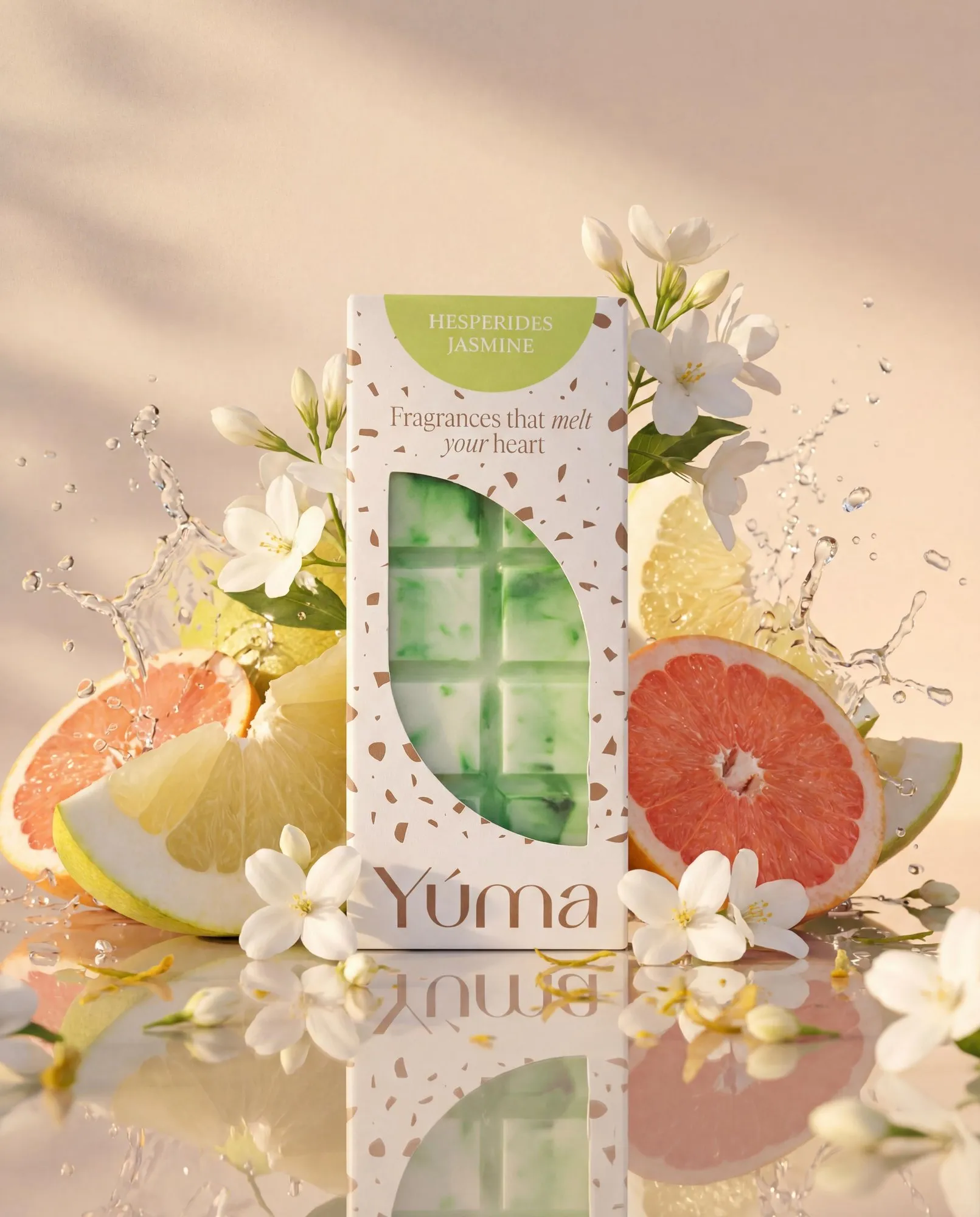 Hesperides Jasmine Wax Melts 55 g με Πόμελο Συσκευασία wax melts Hesperides Jasmine της YUMA ανάμεσα σε φέτες εσπεριδοειδών, λευκά άνθη και πιτσιλιές νερού.