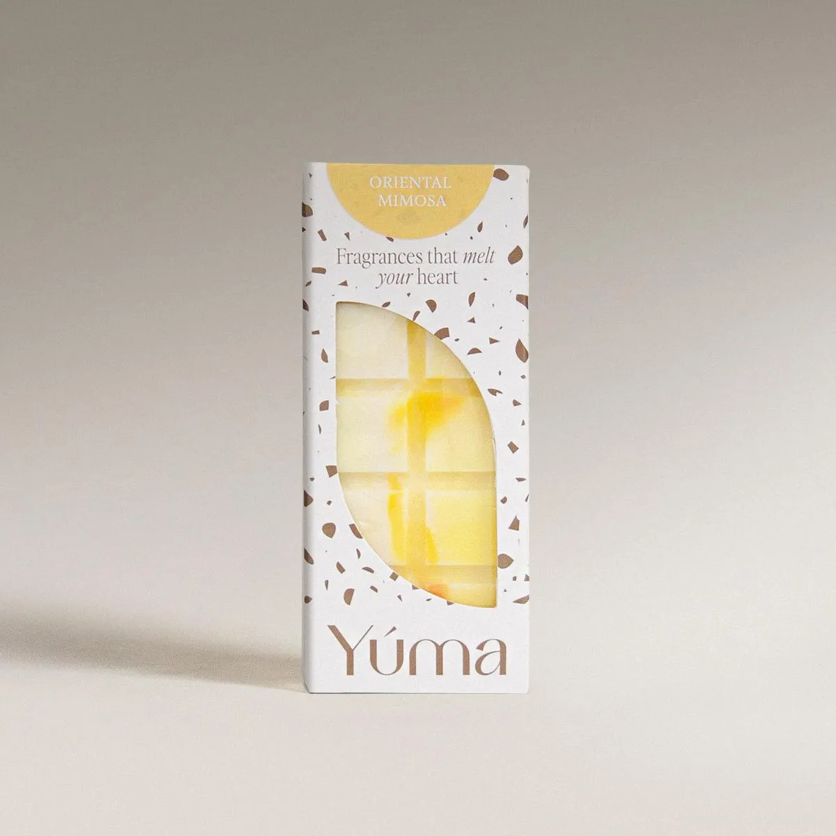 Oriental Mimosa Snap Bar Συσκευασία Oriental Mimosa wax melts της YUMA σε λευκό κουτί με καφέ πιτσιλιές και κίτρινο κερί.