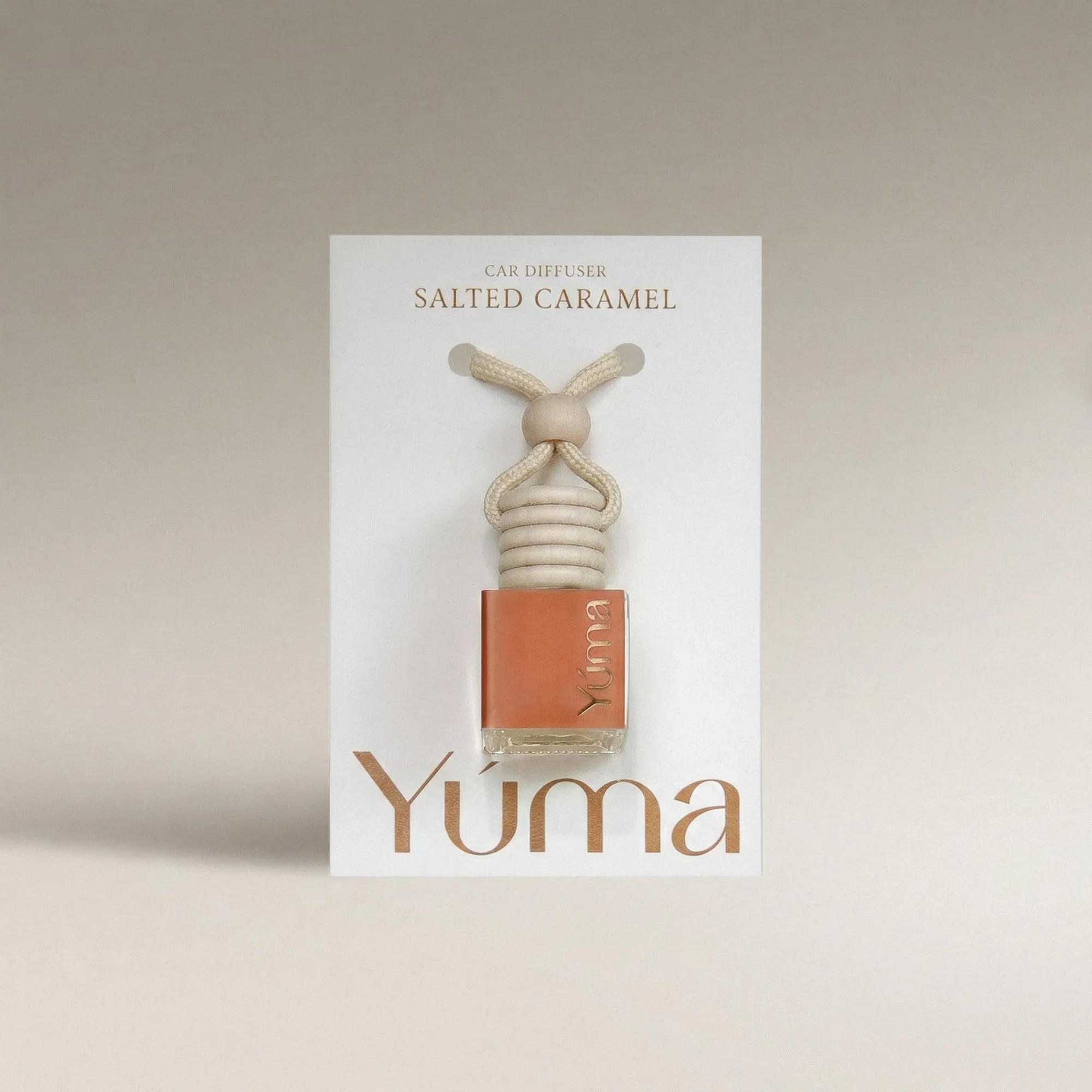 Salted Caramel Car Diffuser Car Diffuser της YUMA με άρωμα Salted Caramel σε γυάλινο μπουκαλάκι με ξύλινο πώμα και σχοινί.