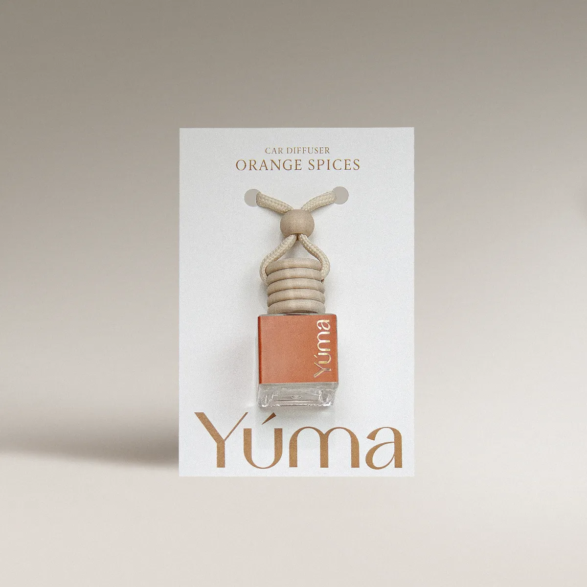 Orange Spices Car Diffuser Car Diffuser Orange Spices της YUMA σε γυάλινο μπουκαλάκι με ξύλινο πώμα και κορδόνι.