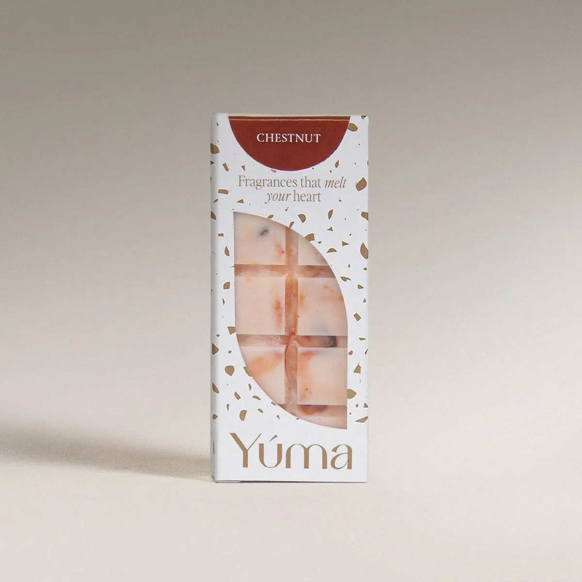 Chestnut Snap Bar Λευκή συσκευασία YUMA για wax melts Chestnut με άνοιγμα που αποκαλύπτει την ανάγλυφη μπάρα κεριού.