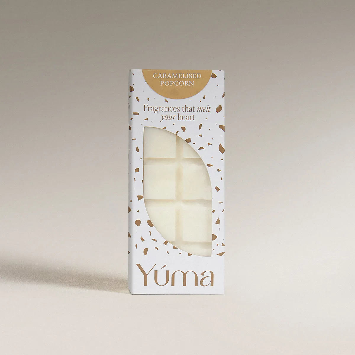 Caramelised Popcorn Snap Bar Λευκή συσκευασία Wax Melts Caramelized Popcorn της YUMA με καφέ λεπτομέρειες και ορατούς κύβους κεριού.