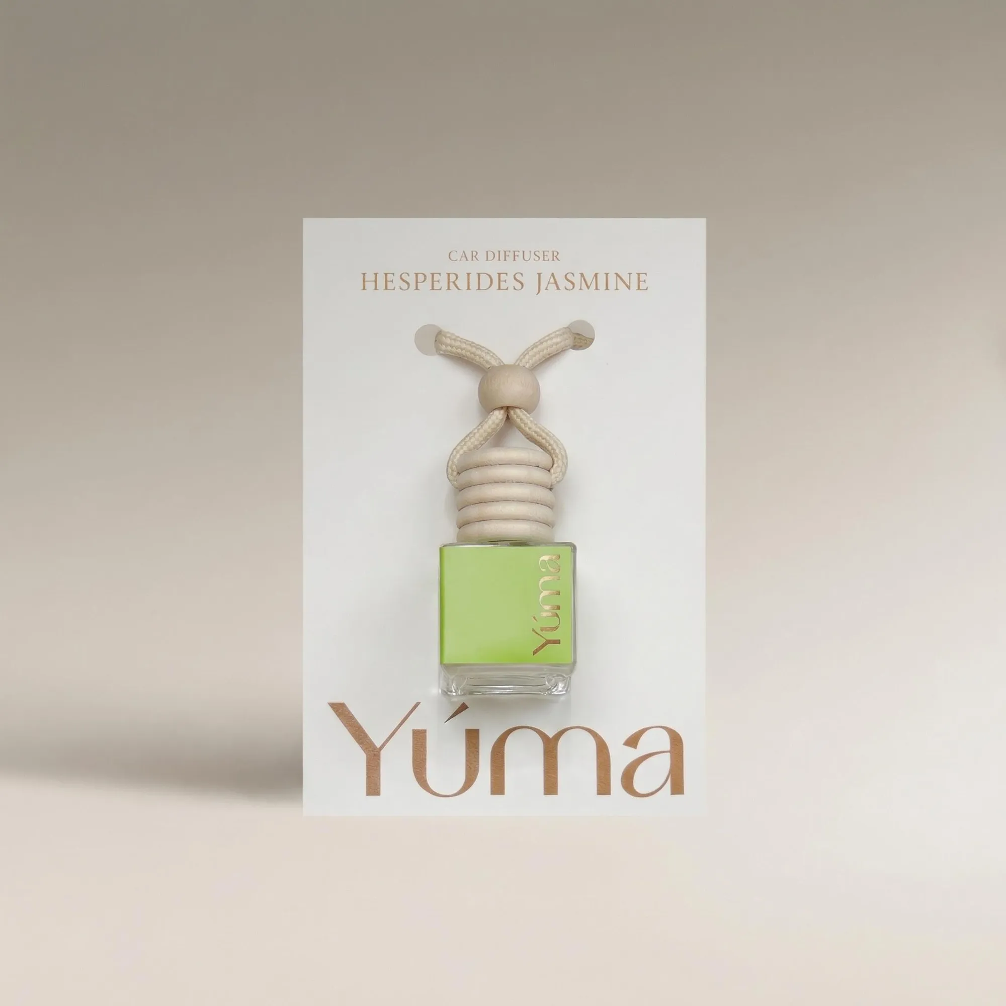 Hesperides Jasmine Car Diffuser Car Diffuser της YUMA με άρωμα Hesperides Jasmine σε γυάλινο μπουκαλάκι με ξύλινο πώμα και κορδόνι.