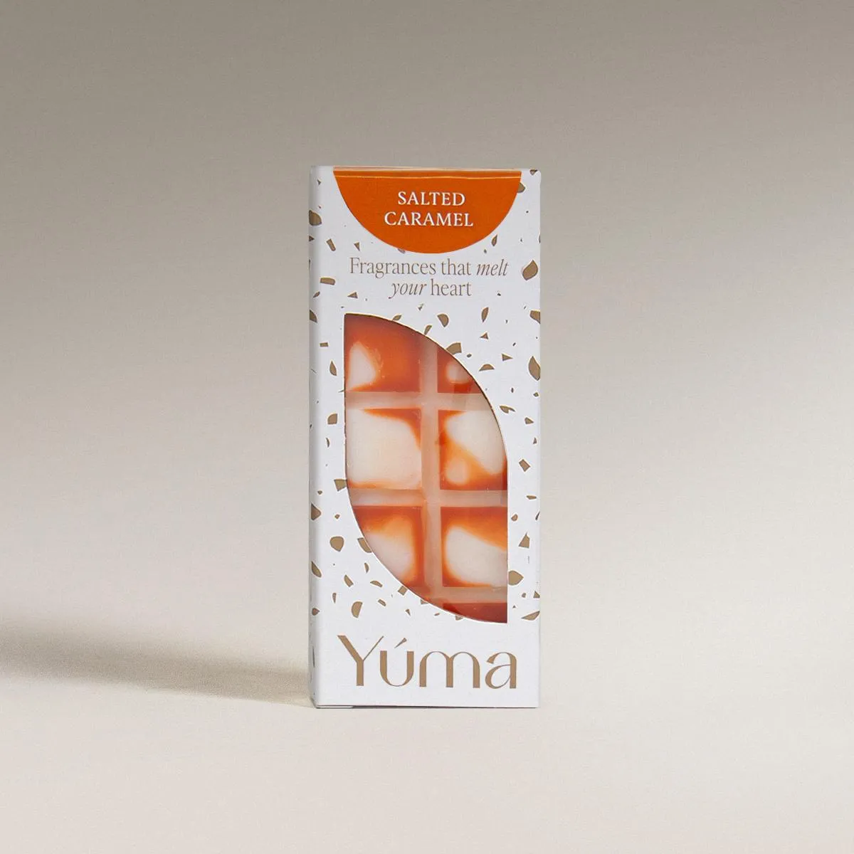 Salted Caramel Snap Bar Λευκή συσκευασία wax melts Salted Caramel της YUMA με πορτοκαλί λεπτομέρειες σε ουδέτερο φόντο.