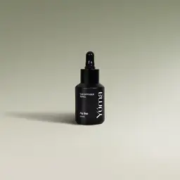 Car Diffuser Refill Fig Sap Μαύρο γυάλινο μπουκάλι Fig Sap της YUMA με σταγονόμετρο σε ανοιχτόχρωμο φόντο.
