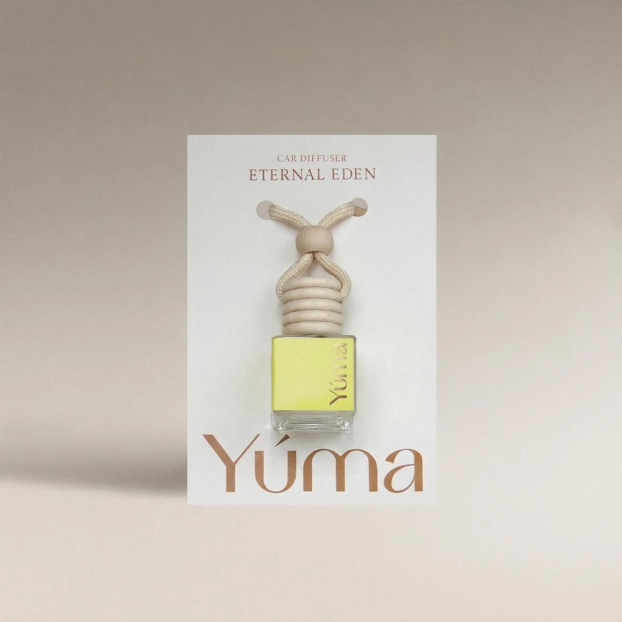 Eternal Eden Car Diffuser Car Diffuser Eternal Eden της YUMA με κίτρινο υγρό σε γυάλινο μπουκαλάκι και ξύλινο πώμα.